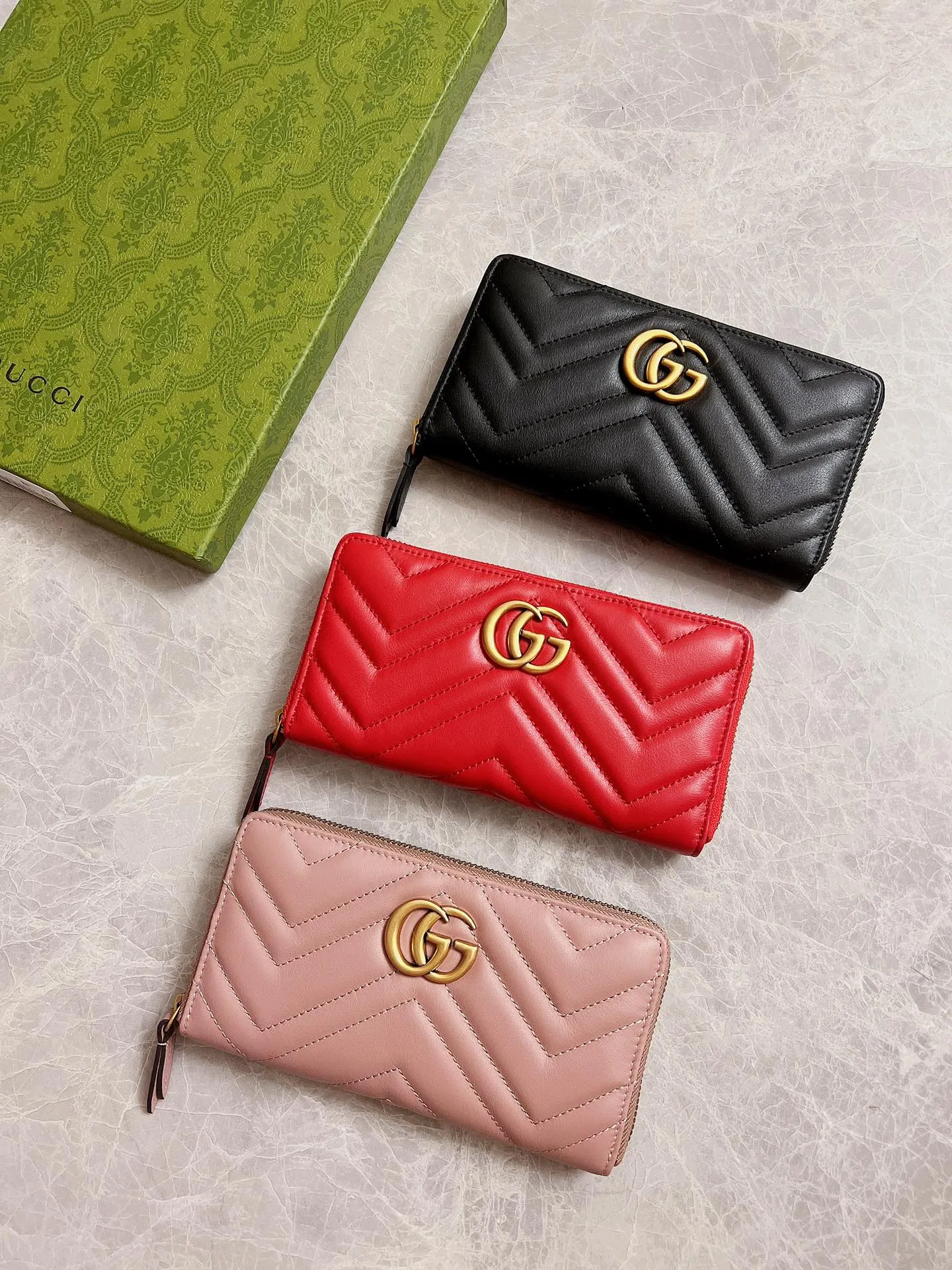 💰420 🇭🇺🇭🇺Latest～GG Marmont long zipper wallet🍿🍿Made with quilting, GG logo embroidered on the back🍿🍿GG logo vintage gold-tone hardware🍿🍿Italian-made double G buckle snap closure🍿🍿12 card compartments and 3 banknote compartments🍿🍿1 separate internal compartment zipper coin bag🍿🍿Model: 443123, size: 19 x 10 x 2.5CM, color: black, red, pink,