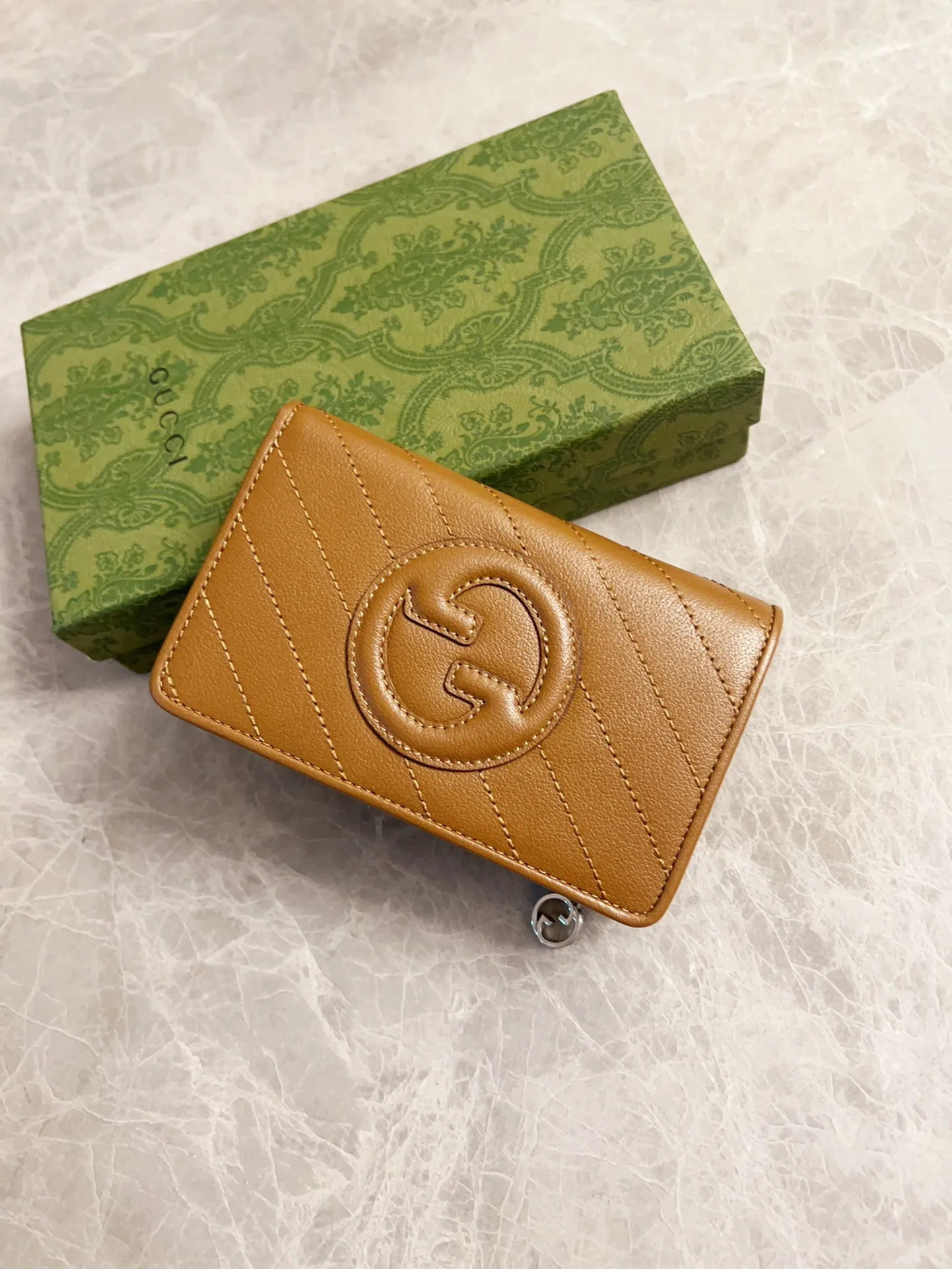 💰440🇮🇹🇮🇹The Gucci Blondie series features one of the brand's bold patterns with a same-tone calfskin design🧽🧽This series is ingenious and incorporates round geometric style interlocking double G🧽🧽to showcase Gucci's modern aesthetic design🧽🧽 Model: 760336 (mid-length clip) Size: 14 (length) x 18.5 (width) x 3cm (thickness) Color: black, gray, brown, pink, green, white/original leather.