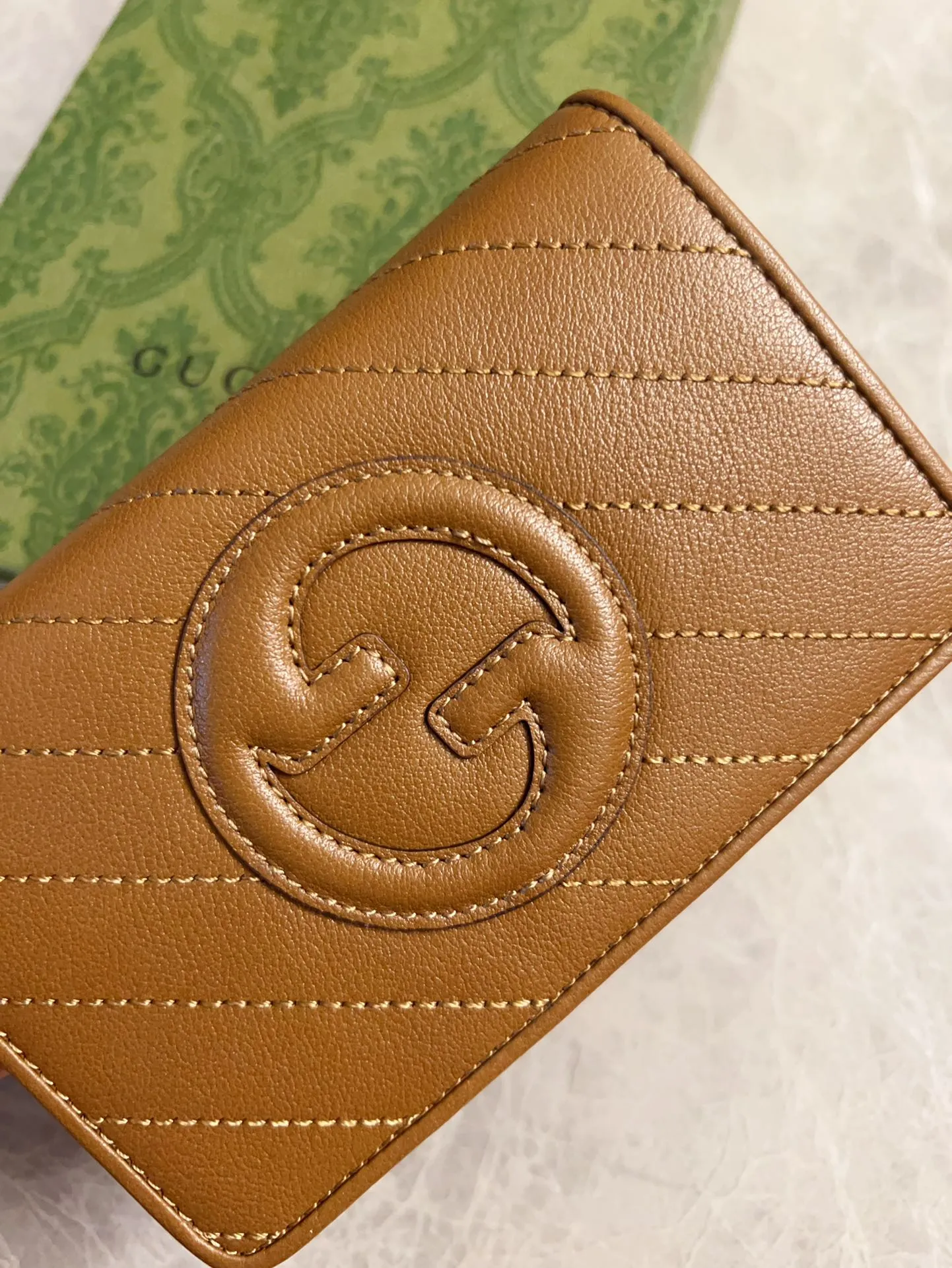💰440🇮🇹🇮🇹The Gucci Blondie series features one of the brand's bold patterns with a same-tone calfskin design🧽🧽This series is ingenious and incorporates round geometric style interlocking double G🧽🧽to showcase Gucci's modern aesthetic design🧽🧽 Model: 760336 (mid-length clip) Size: 14 (length) x 18.5 (width) x 3cm (thickness) Color: black, gray, brown, pink, green, white/original leather.