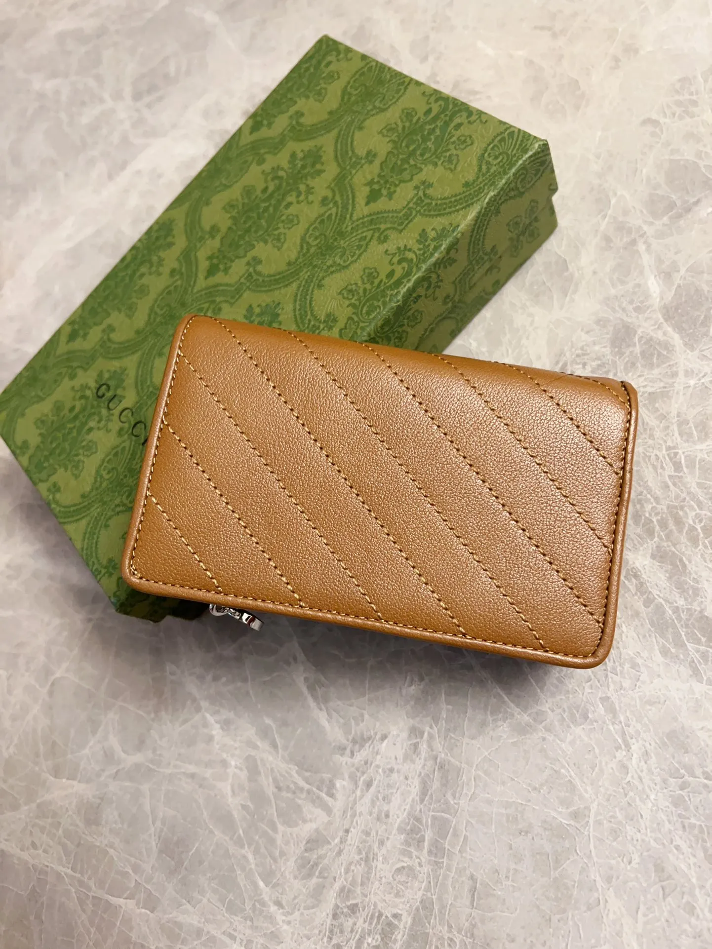 💰440🇮🇹🇮🇹The Gucci Blondie series features one of the brand's bold patterns with a same-tone calfskin design🧽🧽This series is ingenious and incorporates round geometric style interlocking double G🧽🧽to showcase Gucci's modern aesthetic design🧽🧽 Model: 760336 (mid-length clip) Size: 14 (length) x 18.5 (width) x 3cm (thickness) Color: black, gray, brown, pink, green, white/original leather.