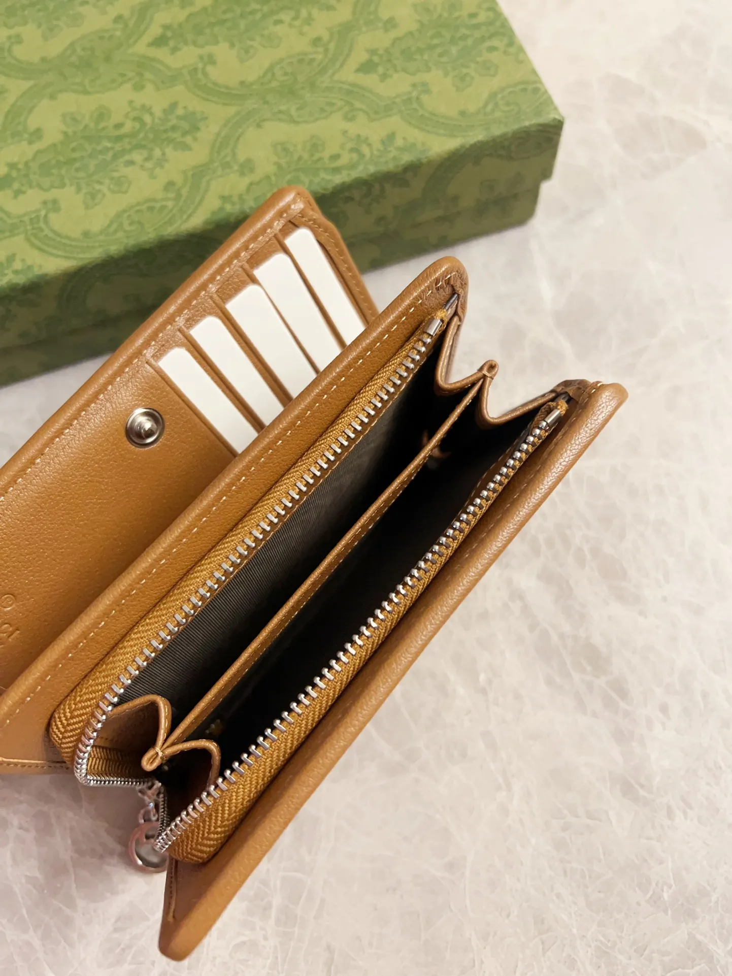 💰440🇮🇹🇮🇹The Gucci Blondie series features one of the brand's bold patterns with a same-tone calfskin design🧽🧽This series is ingenious and incorporates round geometric style interlocking double G🧽🧽to showcase Gucci's modern aesthetic design🧽🧽 Model: 760336 (mid-length clip) Size: 14 (length) x 18.5 (width) x 3cm (thickness) Color: black, gray, brown, pink, green, white/original leather.