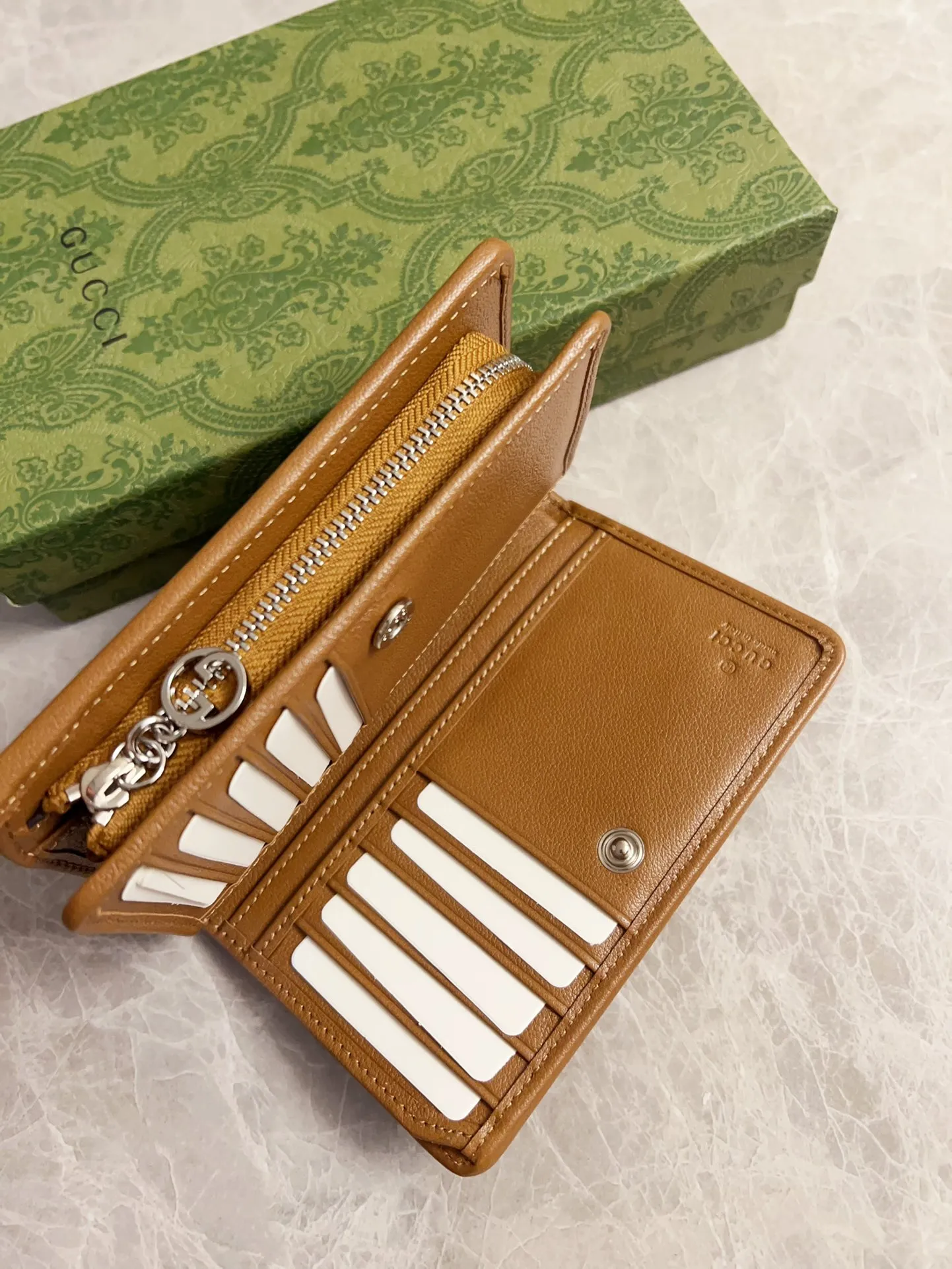 💰440🇮🇹🇮🇹The Gucci Blondie series features one of the brand's bold patterns with a same-tone calfskin design🧽🧽This series is ingenious and incorporates round geometric style interlocking double G🧽🧽to showcase Gucci's modern aesthetic design🧽🧽 Model: 760336 (mid-length clip) Size: 14 (length) x 18.5 (width) x 3cm (thickness) Color: black, gray, brown, pink, green, white/original leather.