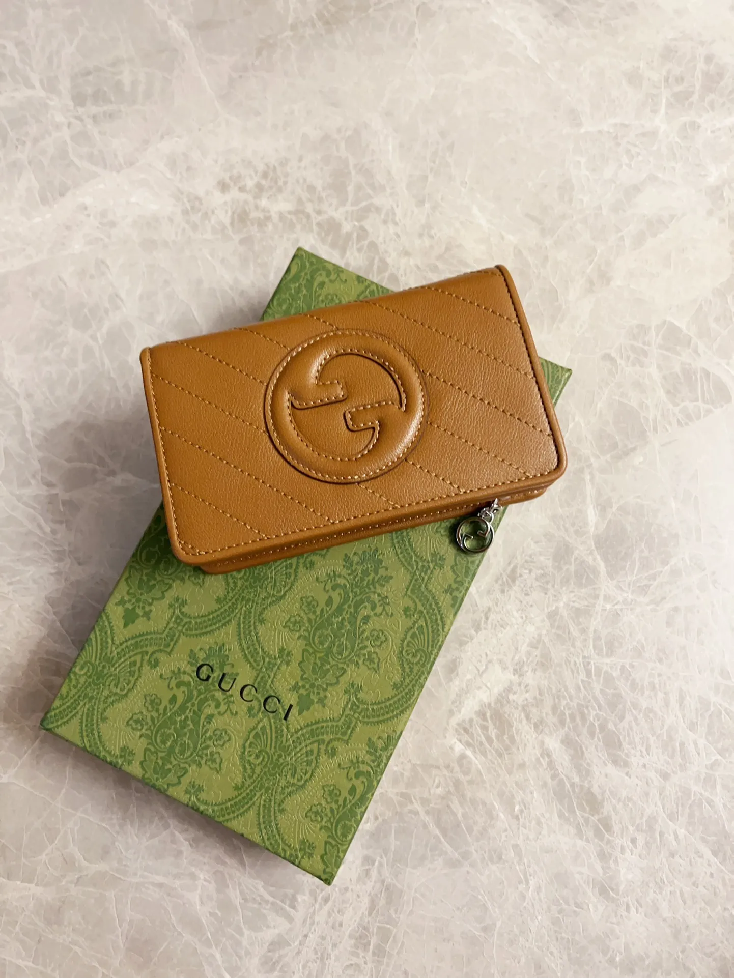 💰440🇮🇹🇮🇹The Gucci Blondie series features one of the brand's bold patterns with a same-tone calfskin design🧽🧽This series is ingenious and incorporates round geometric style interlocking double G🧽🧽to showcase Gucci's modern aesthetic design🧽🧽 Model: 760336 (mid-length clip) Size: 14 (length) x 18.5 (width) x 3cm (thickness) Color: black, gray, brown, pink, green, white/original leather.