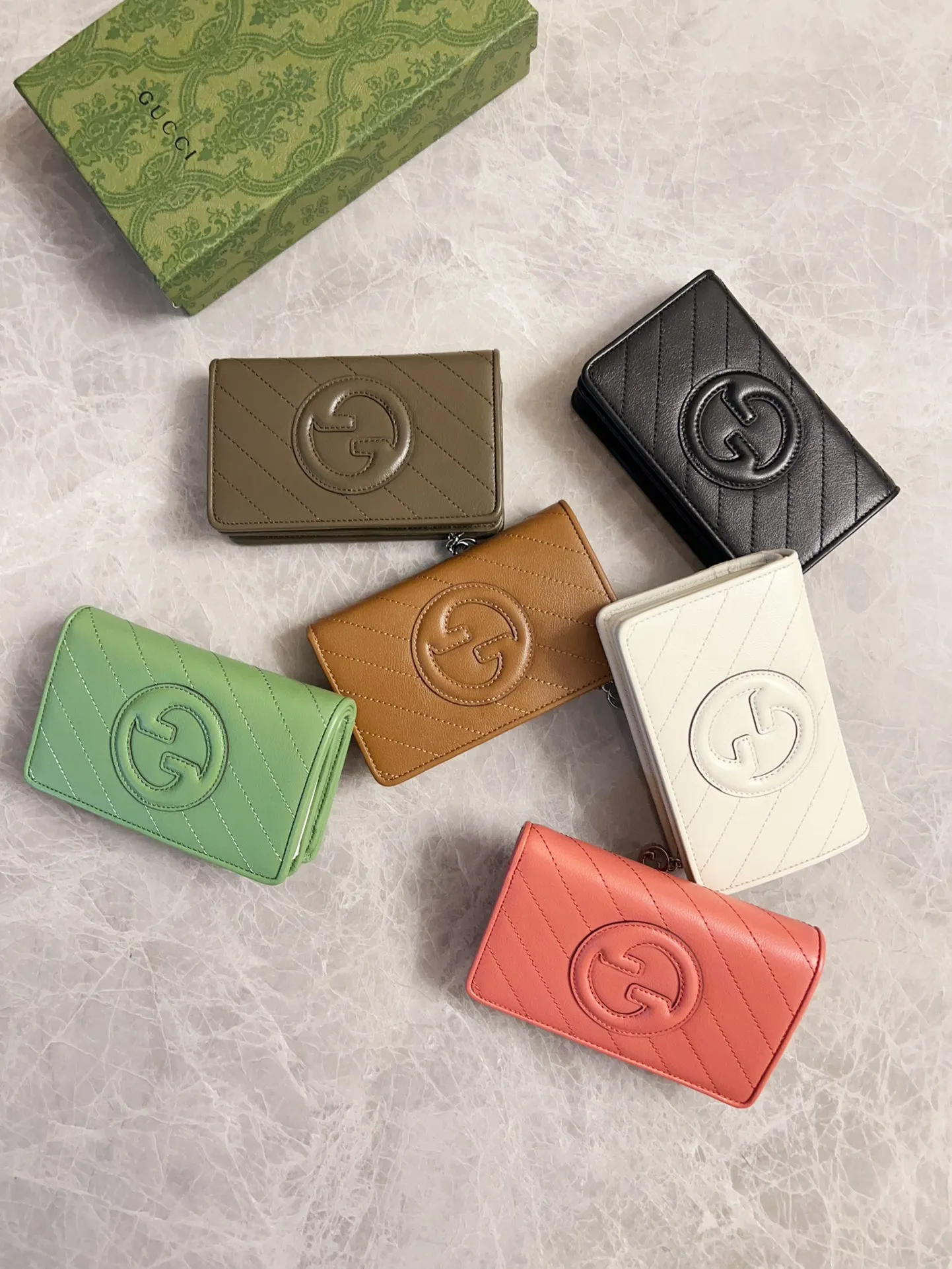 💰440🇮🇹🇮🇹The Gucci Blondie series features one of the brand's bold patterns with a same-tone calfskin design🧽🧽This series is ingenious and incorporates round geometric style interlocking double G🧽🧽to showcase Gucci's modern aesthetic design🧽🧽 Model: 760336 (mid-length clip) Size: 14 (length) x 18.5 (width) x 3cm (thickness) Color: black, gray, brown, pink, green, white/original leather.