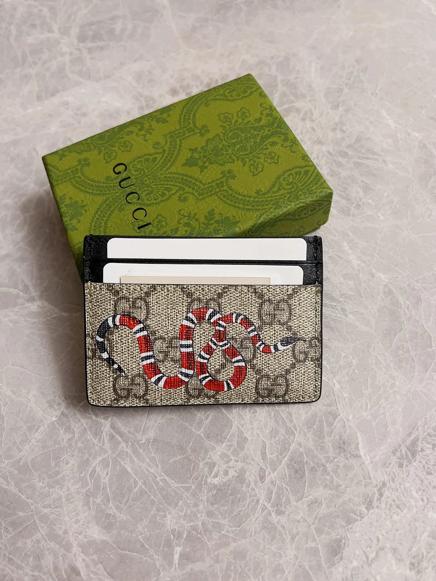 💰200 🇭🇺🇭🇺New men’s small card holder! 🐍🐍Synchronized with the counter, original shaved leather with high-quality PVC fabric🐍🐍Tear-printed latest striped snake logo🐍🐍Oil edge and fine workmanship, simple and elegant, fashionable and domineering,🐍🐍Model: 451277, size: 10x7cm, color: brown PVC-black "Striped Snake"
