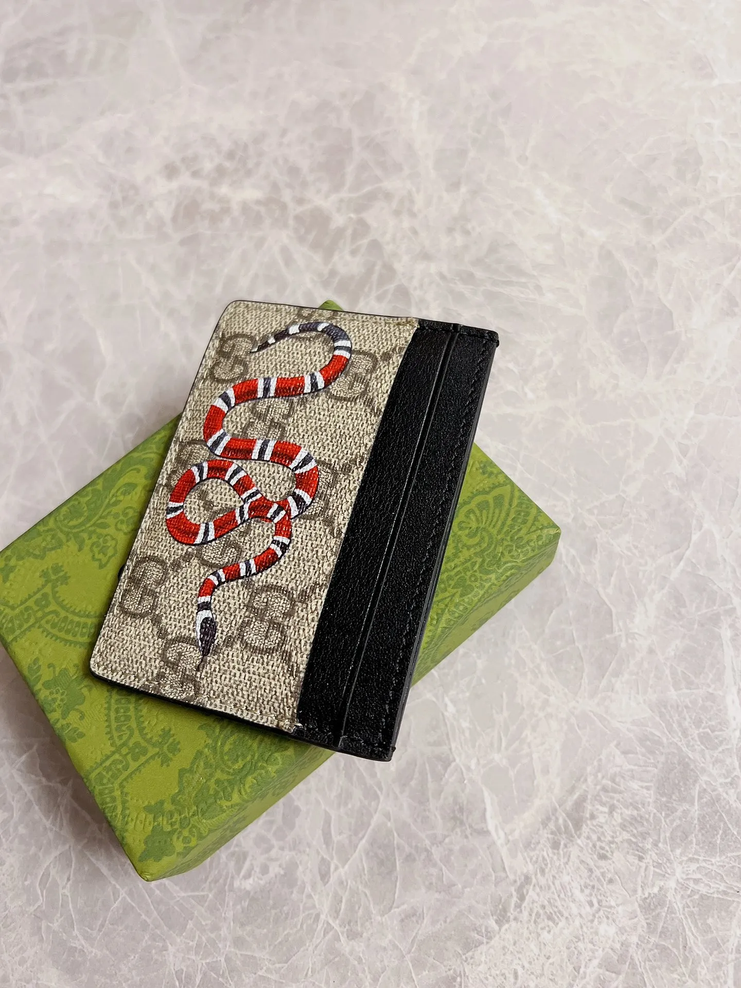 💰200 🇭🇺🇭🇺New men’s small card holder! 🐍🐍Synchronized with the counter, original shaved leather with high-quality PVC fabric🐍🐍Tear-printed latest striped snake logo🐍🐍Oil edge and fine workmanship, simple and elegant, fashionable and domineering,🐍🐍Model: 451277, size: 10x7cm, color: brown PVC-black "Striped Snake"