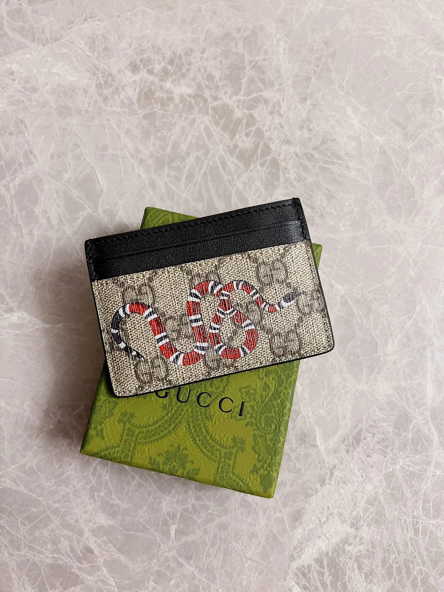 💰200 🇭🇺🇭🇺New men’s small card holder! 🐍🐍Synchronized with the counter, original shaved leather with high-quality PVC fabric🐍🐍Tear-printed latest striped snake logo🐍🐍Oil edge and fine workmanship, simple and elegant, fashionable and domineering,🐍🐍Model: 451277, size: 10x7cm, color: brown PVC-black "Striped Snake"