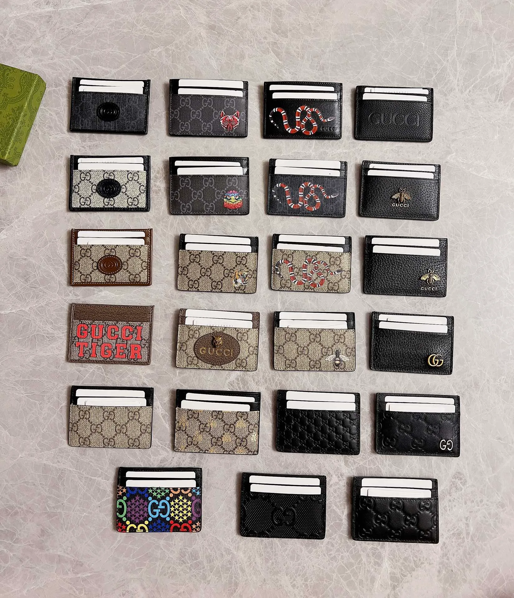💰200 🇭🇺🇭🇺New men’s small card holder! 🐍🐍Synchronized with the counter, original shaved leather with high-quality PVC fabric🐍🐍Tear-printed latest striped snake logo🐍🐍Oil edge and fine workmanship, simple and elegant, fashionable and domineering,🐍🐍Model: 451277, size: 10x7cm, color: brown PVC-black "Striped Snake"