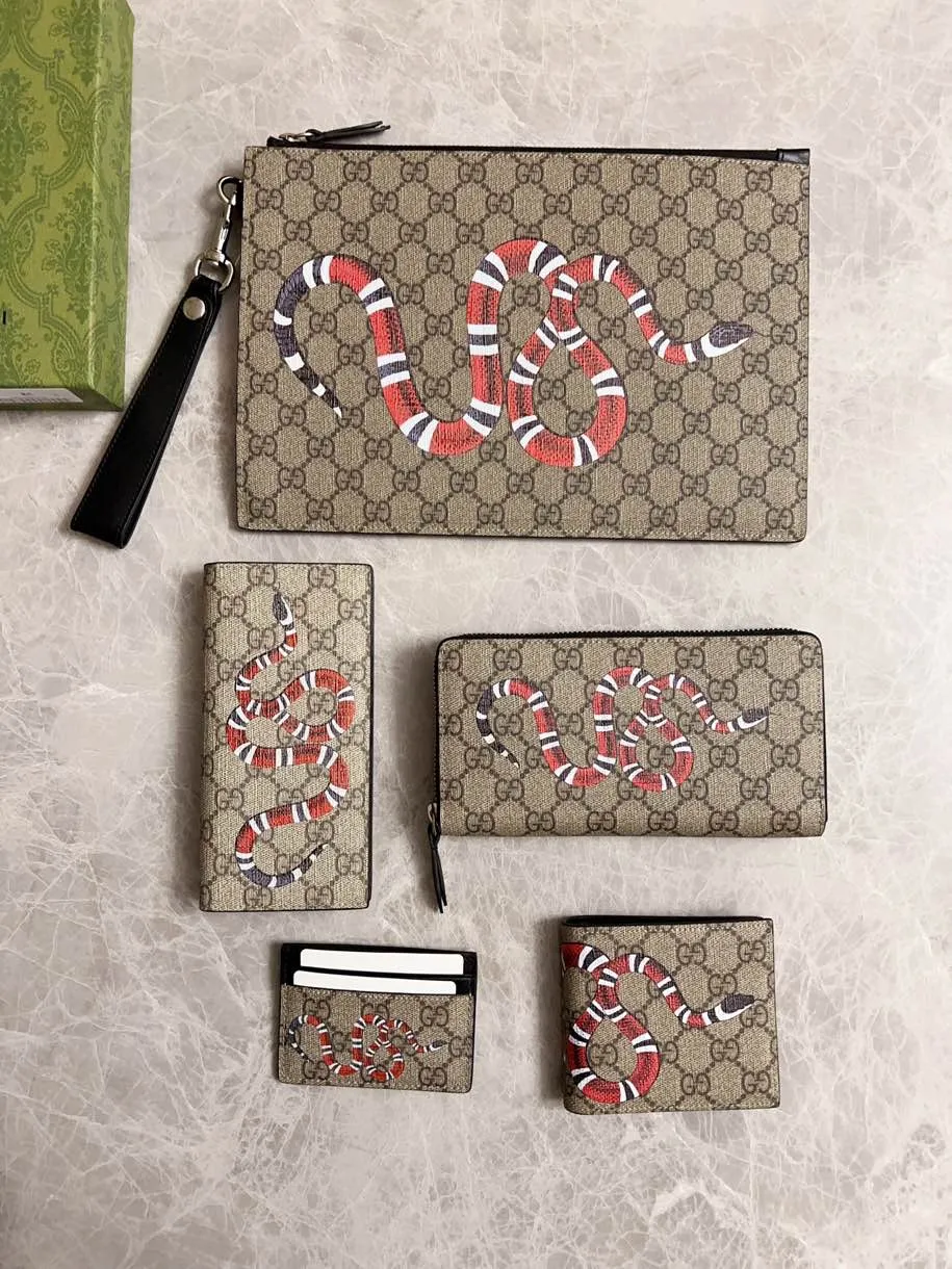 💰200 🇭🇺🇭🇺New men’s small card holder! 🐍🐍Synchronized with the counter, original shaved leather with high-quality PVC fabric🐍🐍Tear-printed latest striped snake logo🐍🐍Oil edge and fine workmanship, simple and elegant, fashionable and domineering,🐍🐍Model: 451277, size: 10x7cm, color: brown PVC-black "Striped Snake"