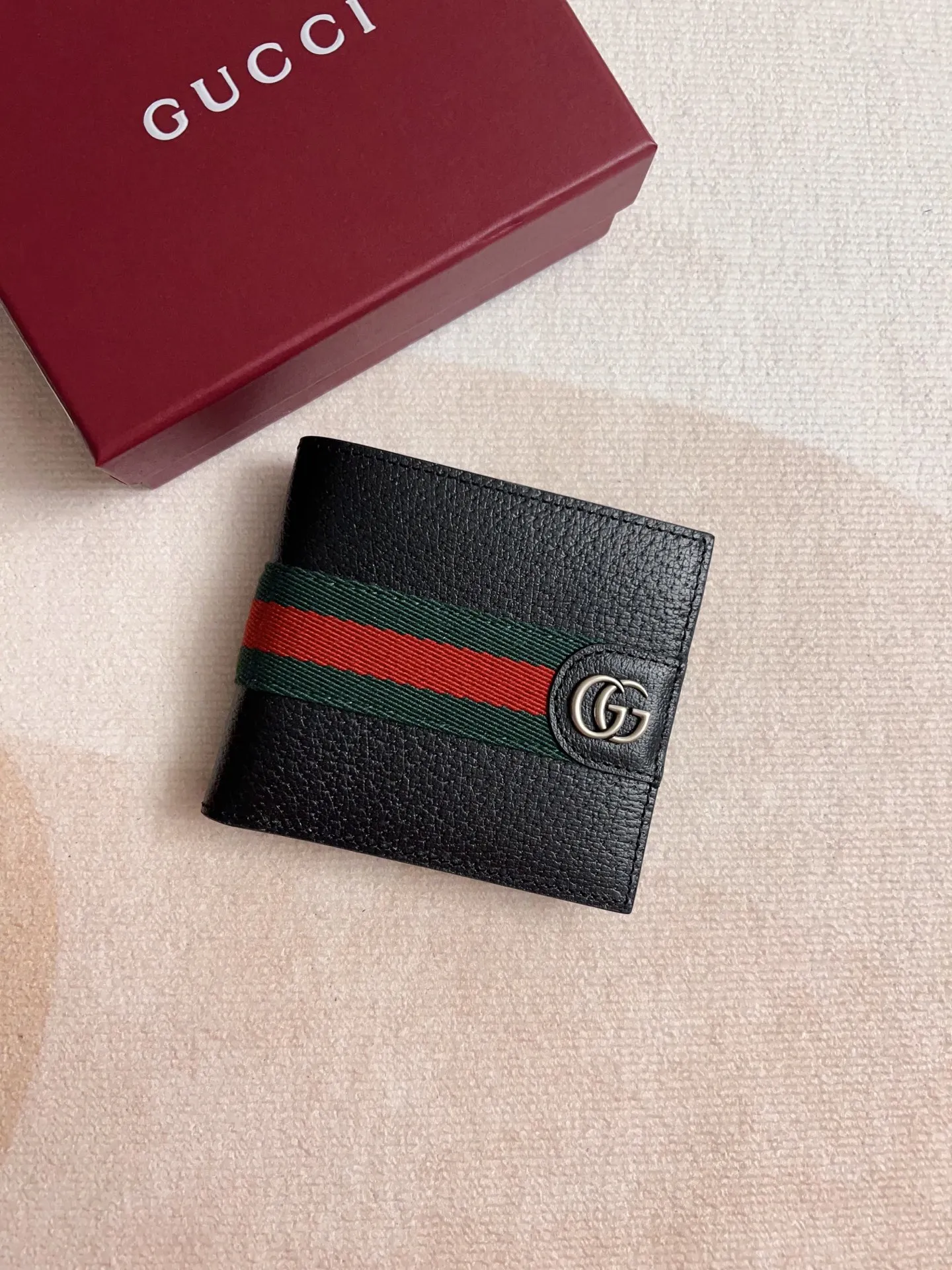 💰320 🇭🇺🇭🇺 The official website is synchronized with the new model! Ophidia series ~ short wallet, 🍊🍊made of GG Supreme original factory pig grain first-layer cowhide 🍊🍊 with iconic double G hardware marks, classic red and green webbing, exquisitely made! 🍊🍊Model number: 834271🍊🍊Size: 11x9cm, color: black