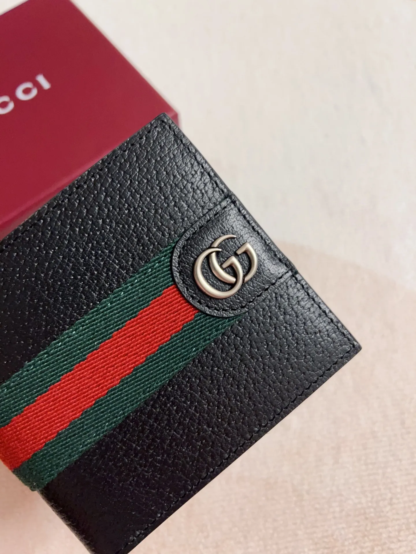 💰320 🇭🇺🇭🇺 The official website is synchronized with the new model! Ophidia series ~ short wallet, 🍊🍊made of GG Supreme original factory pig grain first-layer cowhide 🍊🍊 with iconic double G hardware marks, classic red and green webbing, exquisitely made! 🍊🍊Model number: 834271🍊🍊Size: 11x9cm, color: black
