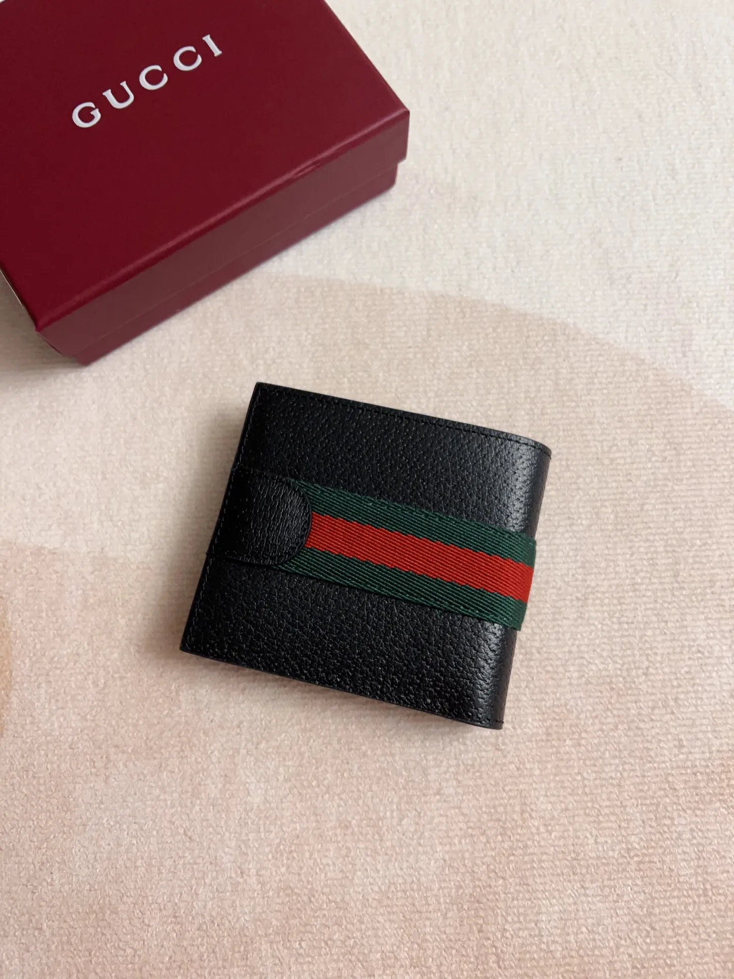 💰320 🇭🇺🇭🇺 The official website is synchronized with the new model! Ophidia series ~ short wallet, 🍊🍊made of GG Supreme original factory pig grain first-layer cowhide 🍊🍊 with iconic double G hardware marks, classic red and green webbing, exquisitely made! 🍊🍊Model number: 834271🍊🍊Size: 11x9cm, color: black