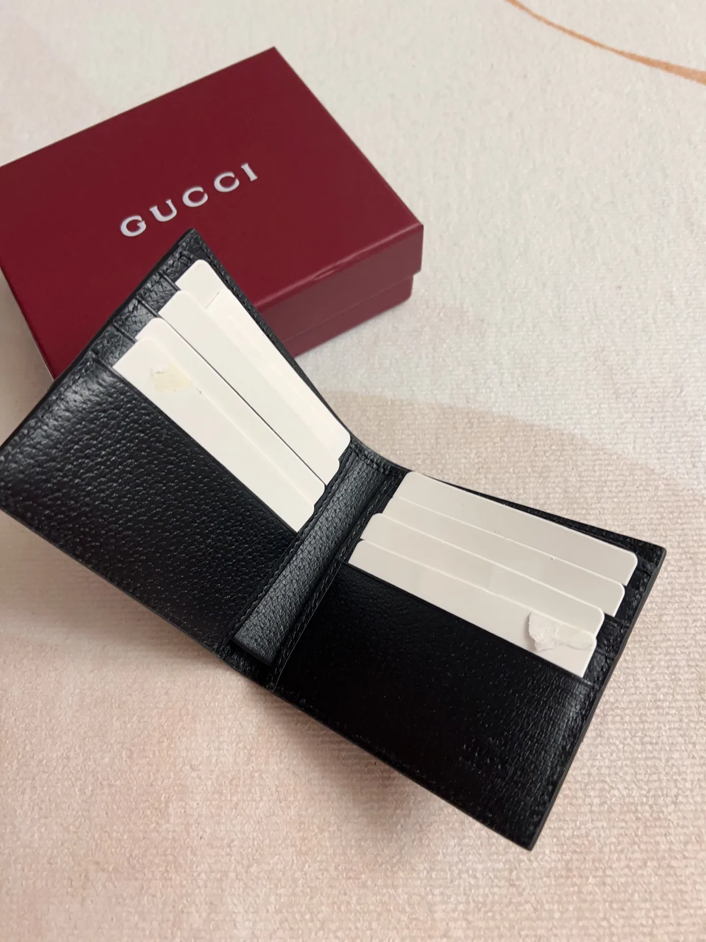 💰320 🇭🇺🇭🇺 The official website is synchronized with the new model! Ophidia series ~ short wallet, 🍊🍊made of GG Supreme original factory pig grain first-layer cowhide 🍊🍊 with iconic double G hardware marks, classic red and green webbing, exquisitely made! 🍊🍊Model number: 834271🍊🍊Size: 11x9cm, color: black