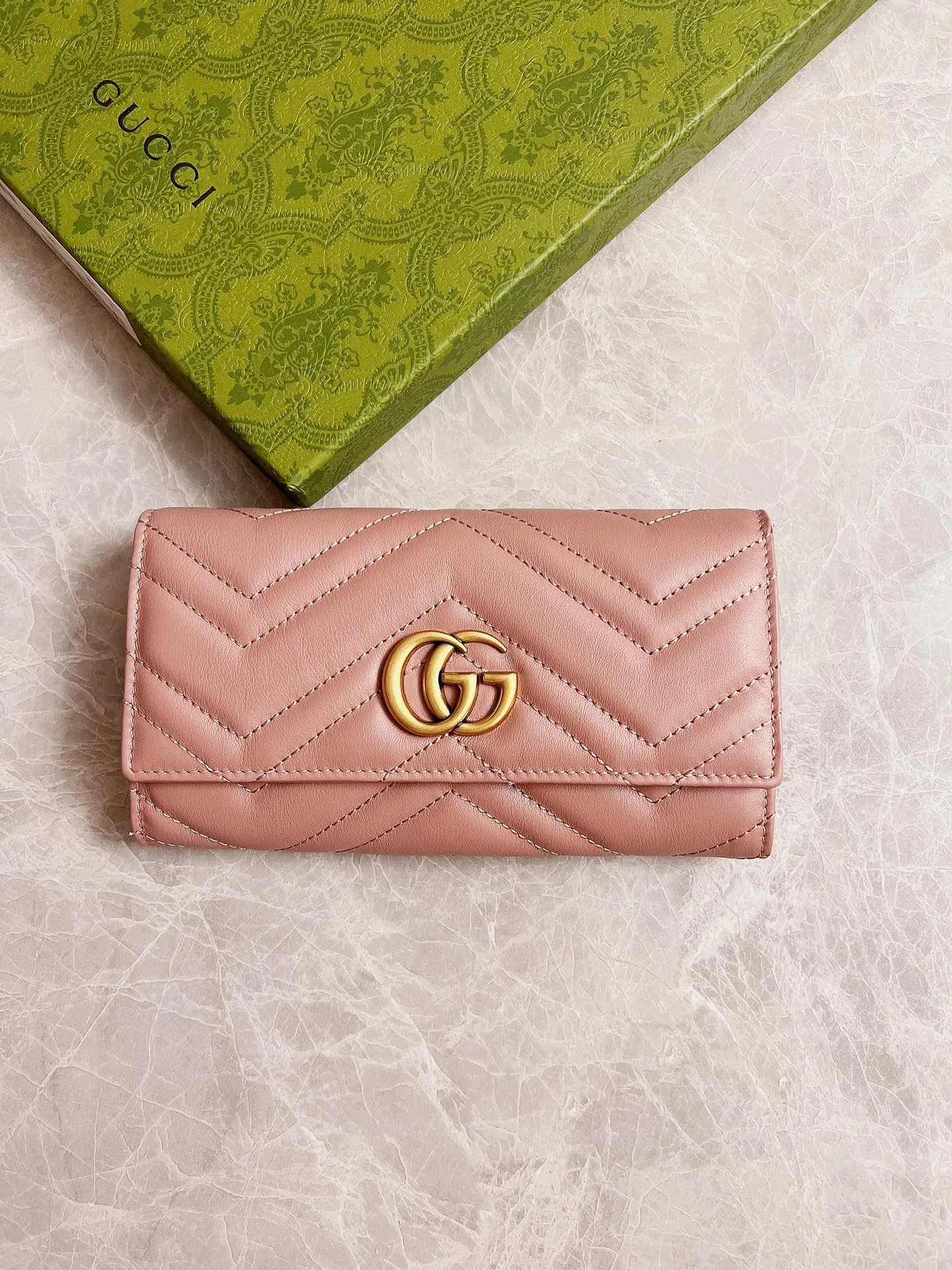 💰420 🇭🇺🇭🇺Latest ~ GG Marmont long wallet 💋💋 Made of quilted leather with GG logo embroidered on the back 💋💋GG logo vintage gold-tone hardware 💋💋 Italian-made Double G buckle snap closure 💋💋 12 card compartments and 2 Bill compartments💋💋2 separate internal compartments Zippered coin pocket closure💋💋Model: 443436, Dimensions: 19 x 10 x 3.5 CM, Color: black, red, pink,