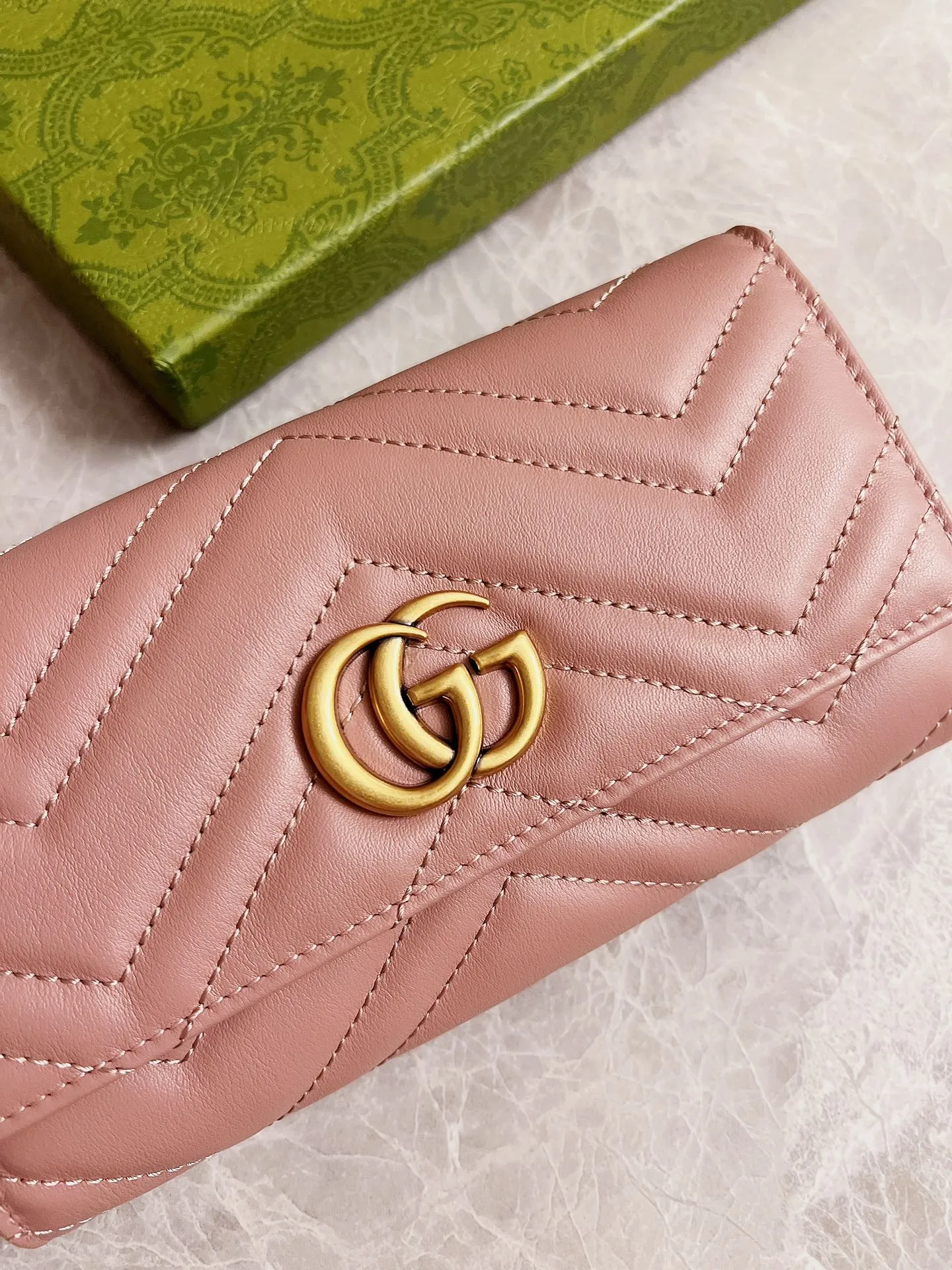💰420 🇭🇺🇭🇺Latest ~ GG Marmont long wallet 💋💋 Made of quilted leather with GG logo embroidered on the back 💋💋GG logo vintage gold-tone hardware 💋💋 Italian-made Double G buckle snap closure 💋💋 12 card compartments and 2 Bill compartments💋💋2 separate internal compartments Zippered coin pocket closure💋💋Model: 443436, Dimensions: 19 x 10 x 3.5 CM, Color: black, red, pink,