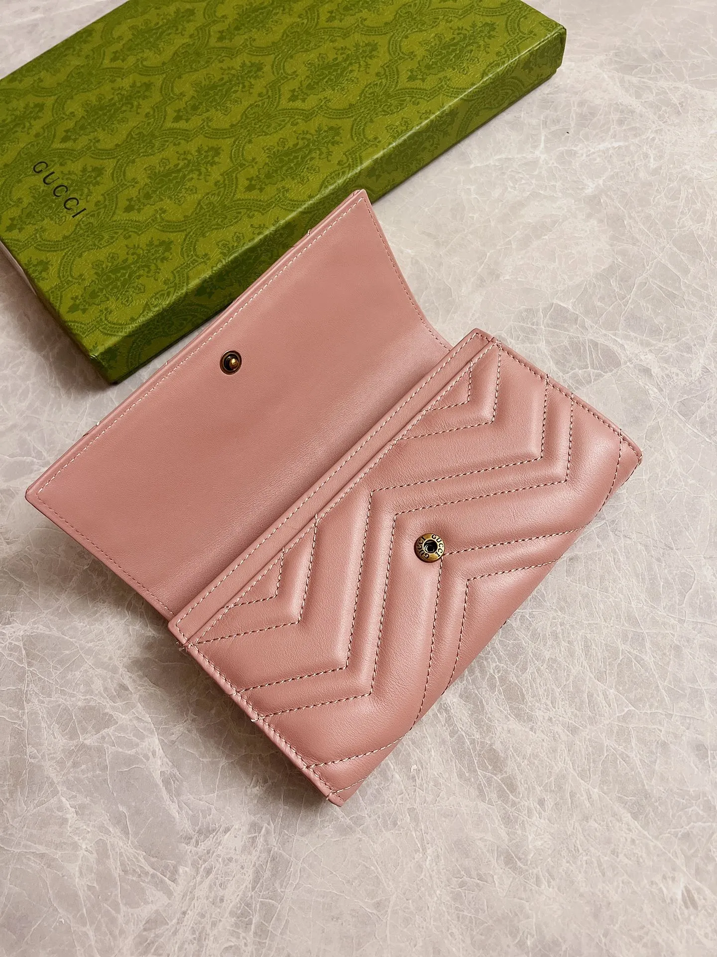 💰420 🇭🇺🇭🇺Latest ~ GG Marmont long wallet 💋💋 Made of quilted leather with GG logo embroidered on the back 💋💋GG logo vintage gold-tone hardware 💋💋 Italian-made Double G buckle snap closure 💋💋 12 card compartments and 2 Bill compartments💋💋2 separate internal compartments Zippered coin pocket closure💋💋Model: 443436, Dimensions: 19 x 10 x 3.5 CM, Color: black, red, pink,
