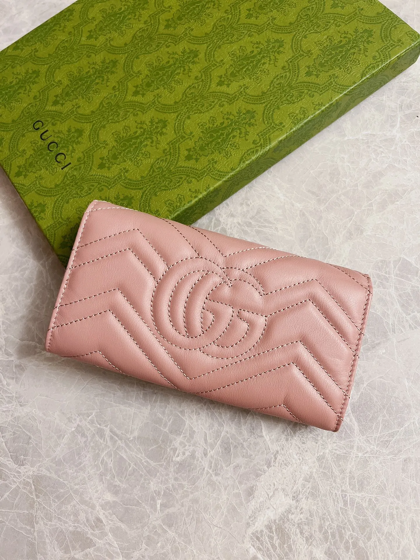 💰420 🇭🇺🇭🇺Latest ~ GG Marmont long wallet 💋💋 Made of quilted leather with GG logo embroidered on the back 💋💋GG logo vintage gold-tone hardware 💋💋 Italian-made Double G buckle snap closure 💋💋 12 card compartments and 2 Bill compartments💋💋2 separate internal compartments Zippered coin pocket closure💋💋Model: 443436, Dimensions: 19 x 10 x 3.5 CM, Color: black, red, pink,