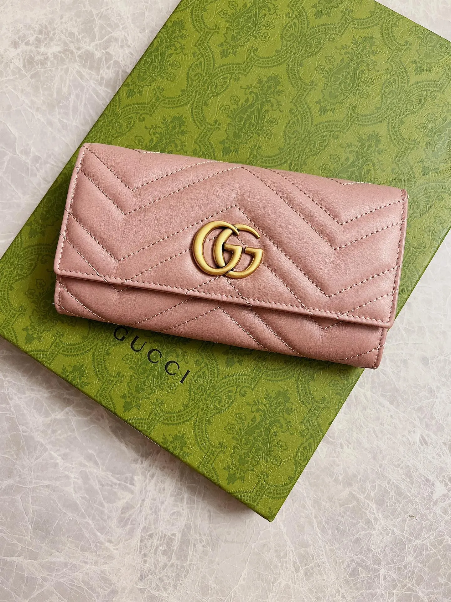 💰420 🇭🇺🇭🇺Latest ~ GG Marmont long wallet 💋💋 Made of quilted leather with GG logo embroidered on the back 💋💋GG logo vintage gold-tone hardware 💋💋 Italian-made Double G buckle snap closure 💋💋 12 card compartments and 2 Bill compartments💋💋2 separate internal compartments Zippered coin pocket closure💋💋Model: 443436, Dimensions: 19 x 10 x 3.5 CM, Color: black, red, pink,