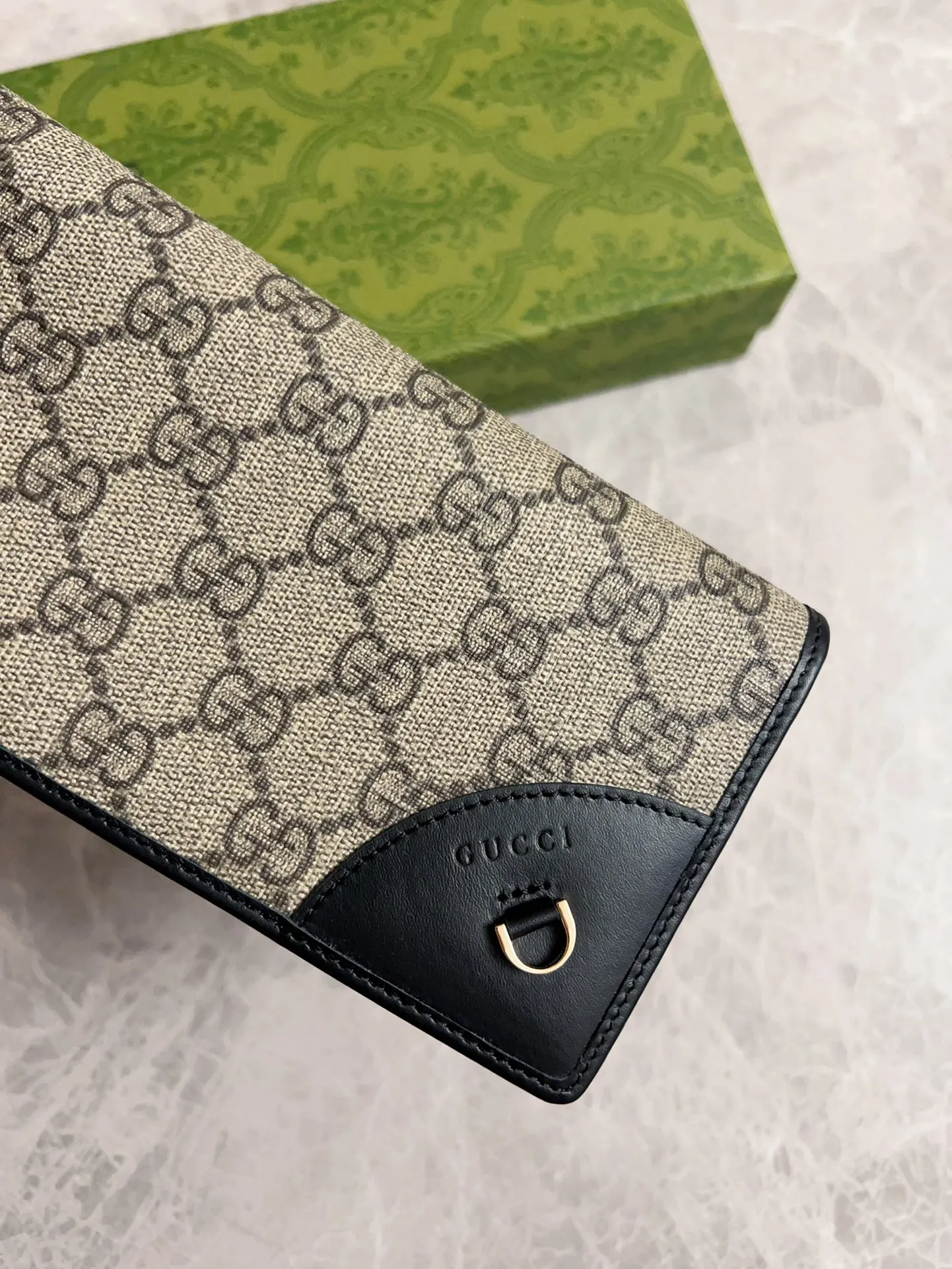 💰440 🇮🇹🇮🇹‼ ️GG Emblem series🏭🏭 The new GG Emblem series reinterprets the brand's timeless elegance and exquisite craftsmanship🏭🏭This beige and dark brown mini wallet reinterprets the brand's new small accessories series🏭🏭It is crafted from the new GG monogram canvas. Carefully equipped with multiple compartment card slots and cleverly integrated with practical snap closure🏭🏭 Model: 821802 Size: 19x11cm Color: black, brown/PVC.