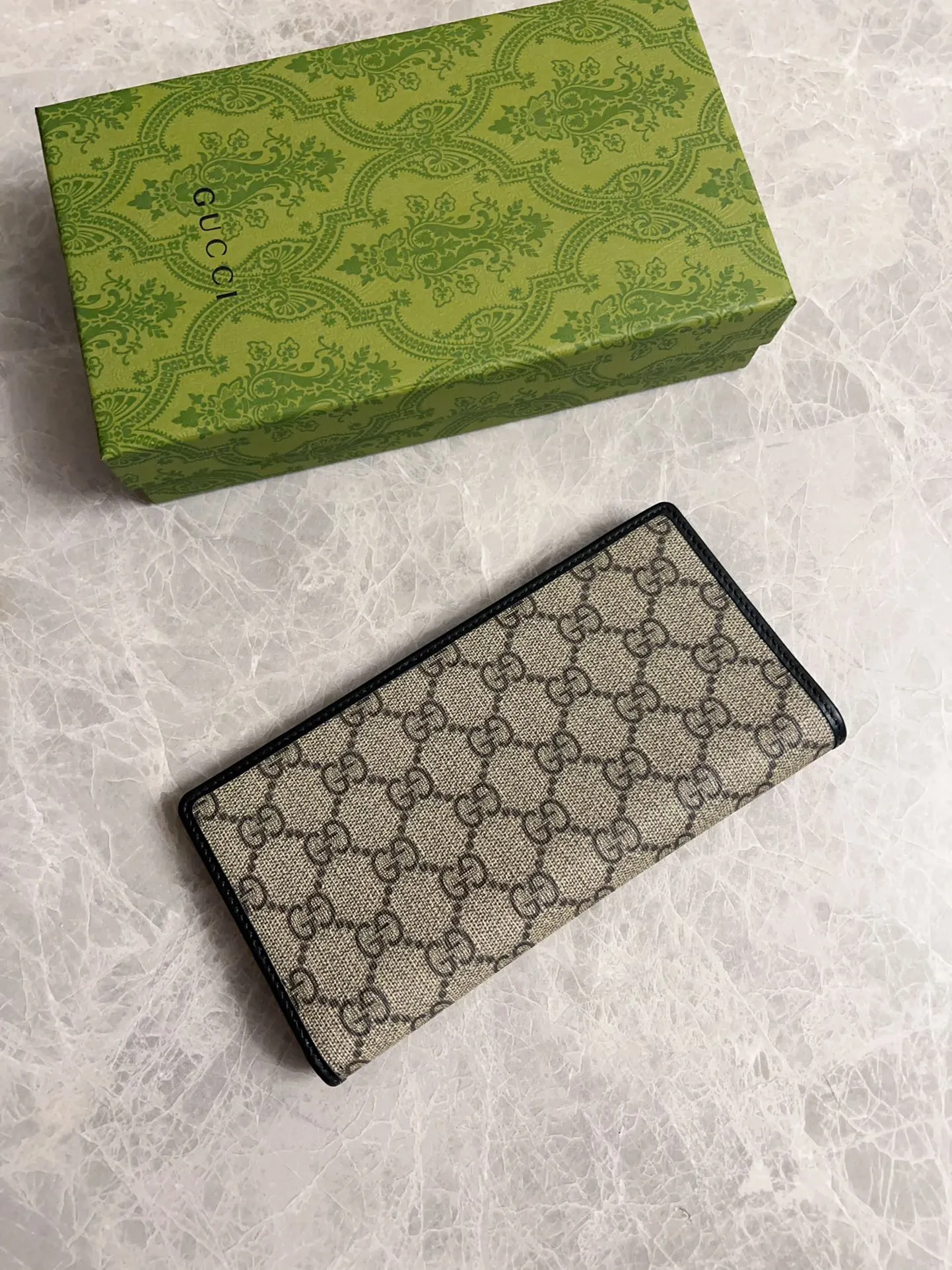 💰440 🇮🇹🇮🇹‼ ️GG Emblem series🏭🏭 The new GG Emblem series reinterprets the brand's timeless elegance and exquisite craftsmanship🏭🏭This beige and dark brown mini wallet reinterprets the brand's new small accessories series🏭🏭It is crafted from the new GG monogram canvas. Carefully equipped with multiple compartment card slots and cleverly integrated with practical snap closure🏭🏭 Model: 821802 Size: 19x11cm Color: black, brown/PVC.