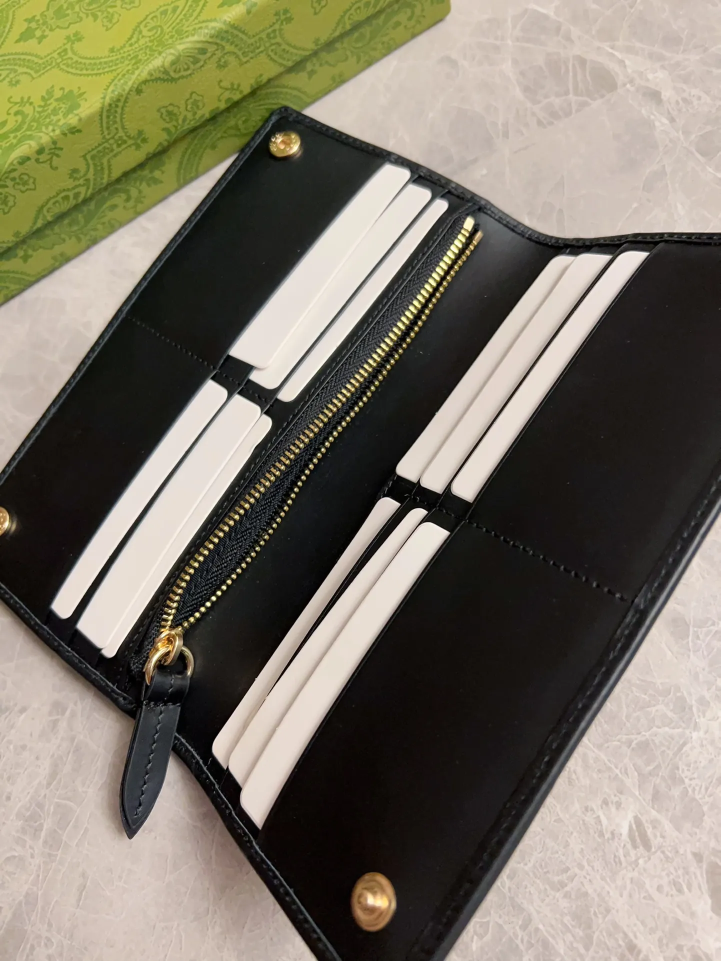 💰440 🇮🇹🇮🇹‼ ️GG Emblem series🏭🏭 The new GG Emblem series reinterprets the brand's timeless elegance and exquisite craftsmanship🏭🏭This beige and dark brown mini wallet reinterprets the brand's new small accessories series🏭🏭It is crafted from the new GG monogram canvas. Carefully equipped with multiple compartment card slots and cleverly integrated with practical snap closure🏭🏭 Model: 821802 Size: 19x11cm Color: black, brown/PVC.