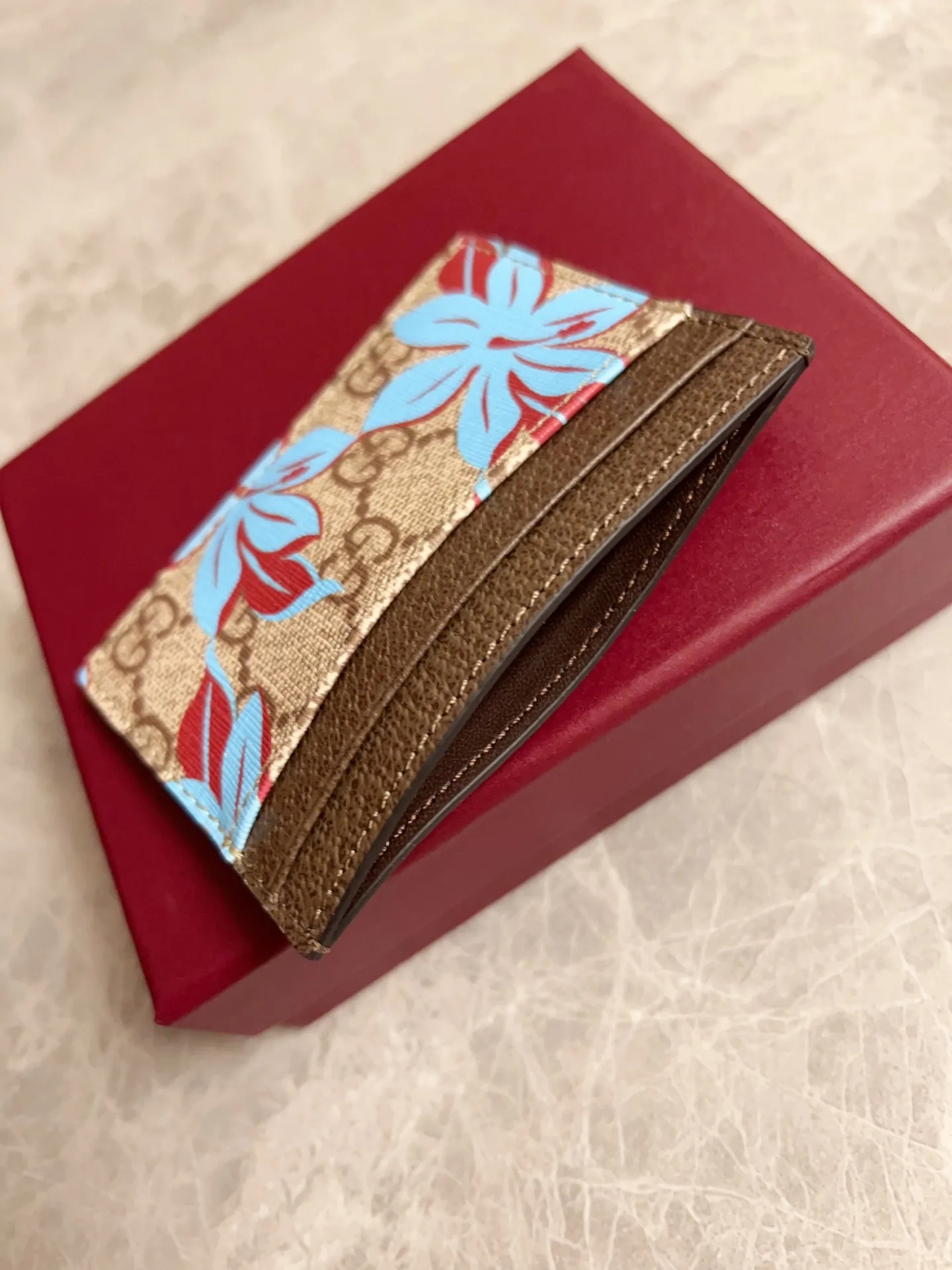 💰230🇭🇺🇭🇺The GG Emblem series reinterprets the classic double G blue print pattern with creative design and innovative functions. 🍃🍃New PVC fabric is paired with original factory pig grain cowhide, fashionable and versatile! 🍃🍃 Style number: 841149 Size: 11x 7cm (original product)