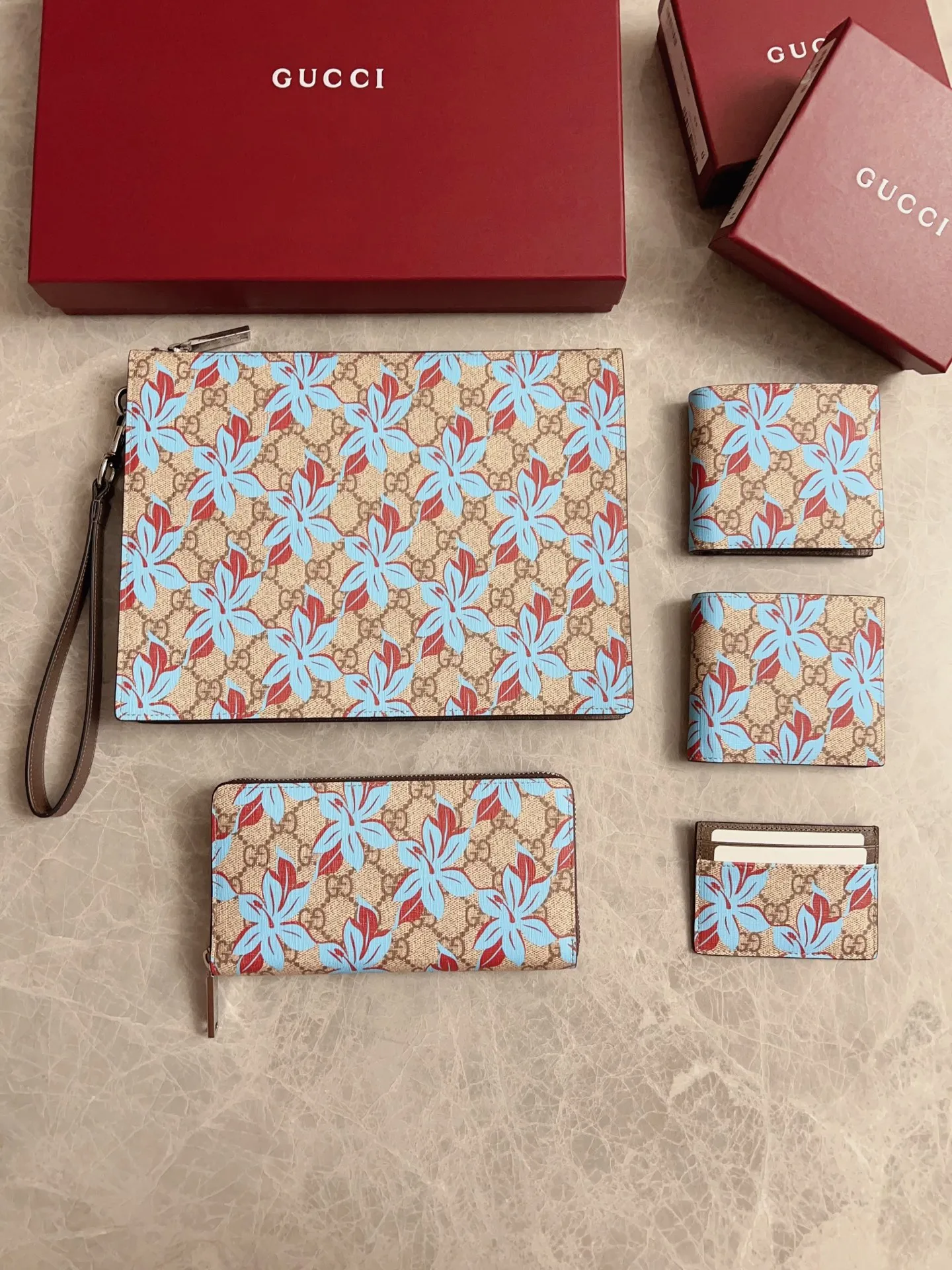 💰230🇭🇺🇭🇺The GG Emblem series reinterprets the classic double G blue print pattern with creative design and innovative functions. 🍃🍃New PVC fabric is paired with original factory pig grain cowhide, fashionable and versatile! 🍃🍃 Style number: 841149 Size: 11x 7cm (original product)