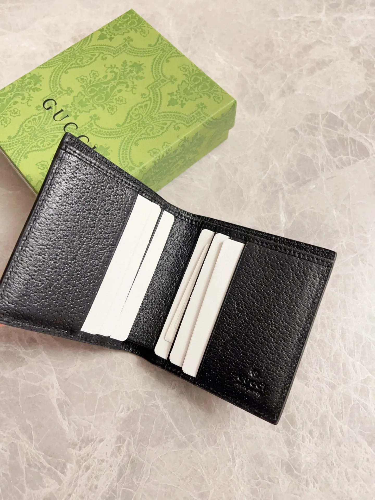 💰320 🇭🇺🇭🇺GucciO’s latest phidia series mid-length wallet bag, the Ophidia series items have endless retro feelings. Gram pig pattern GG Gram color double G Model: 722737 Size: 10x 10cm Color: Gram color double G