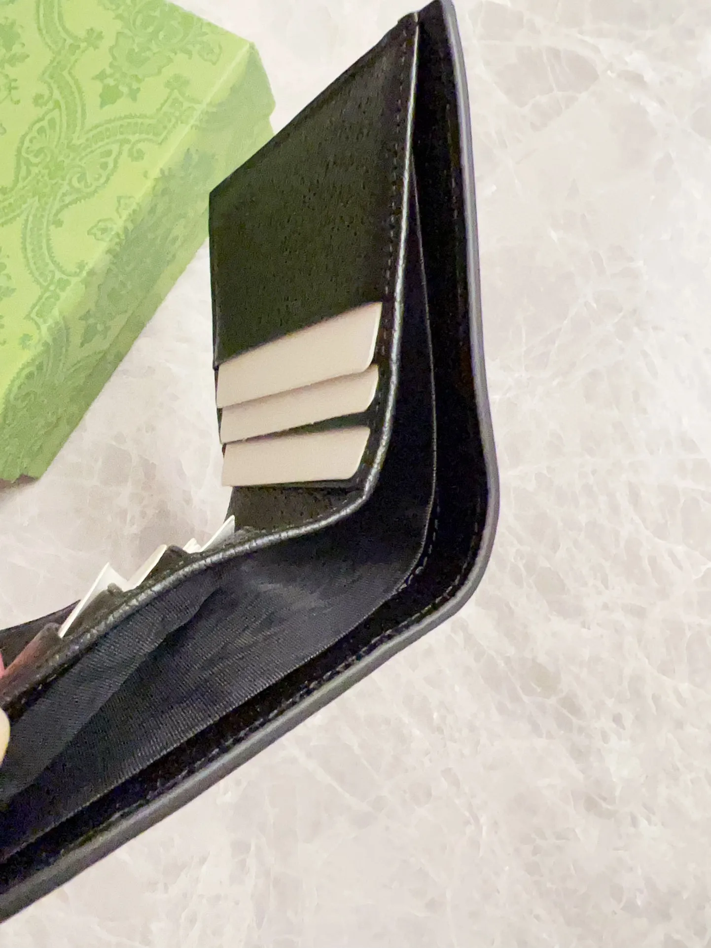 💰320 🇭🇺🇭🇺GucciO’s latest phidia series mid-length wallet bag, the Ophidia series items have endless retro feelings. Gram pig pattern GG Gram color double G Model: 722737 Size: 10x 10cm Color: Gram color double G