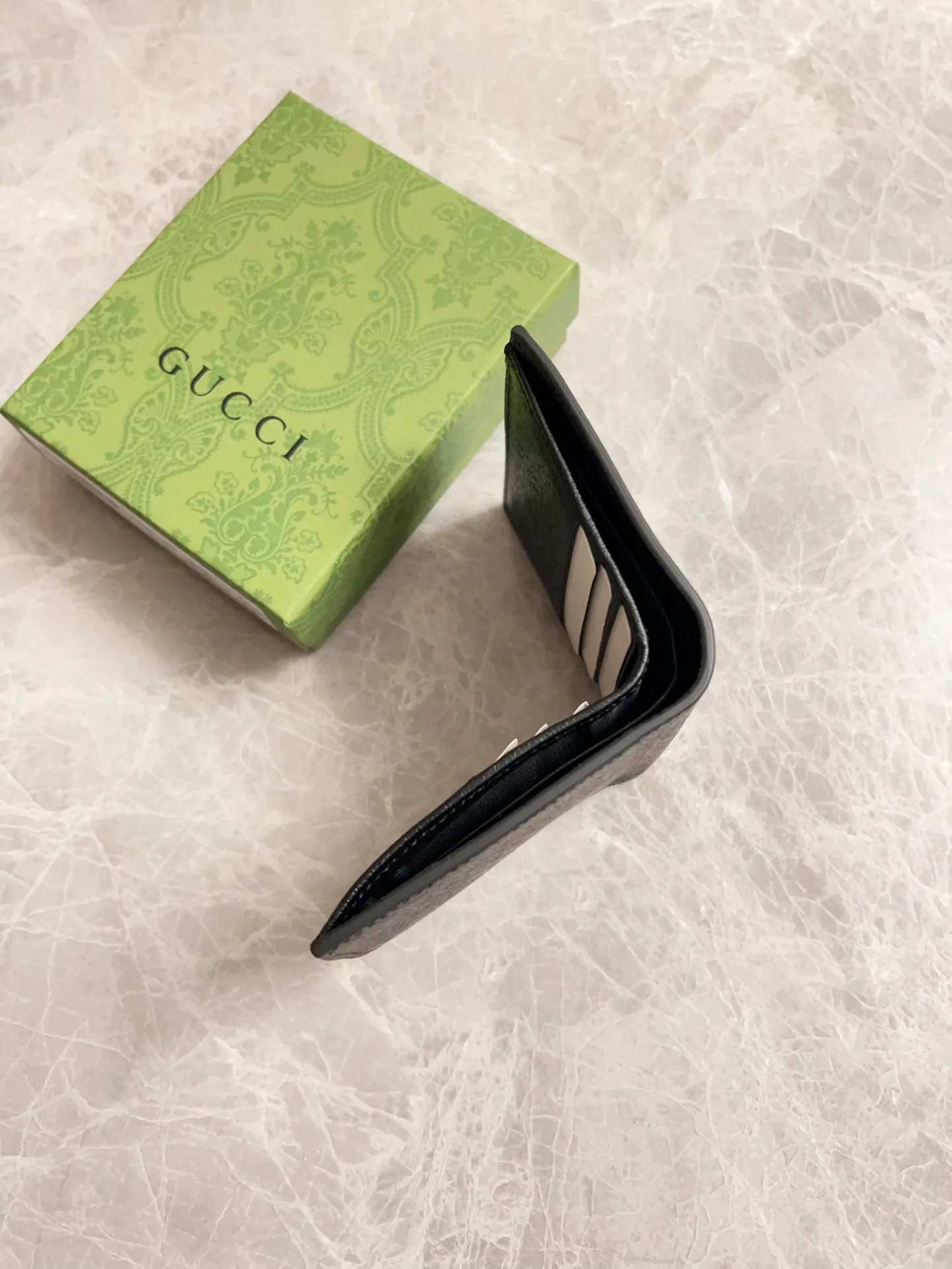 💰320 🇭🇺🇭🇺GucciO’s latest phidia series mid-length wallet bag, the Ophidia series items have endless retro feelings. Gram pig pattern GG Gram color double G Model: 722737 Size: 10x 10cm Color: Gram color double G