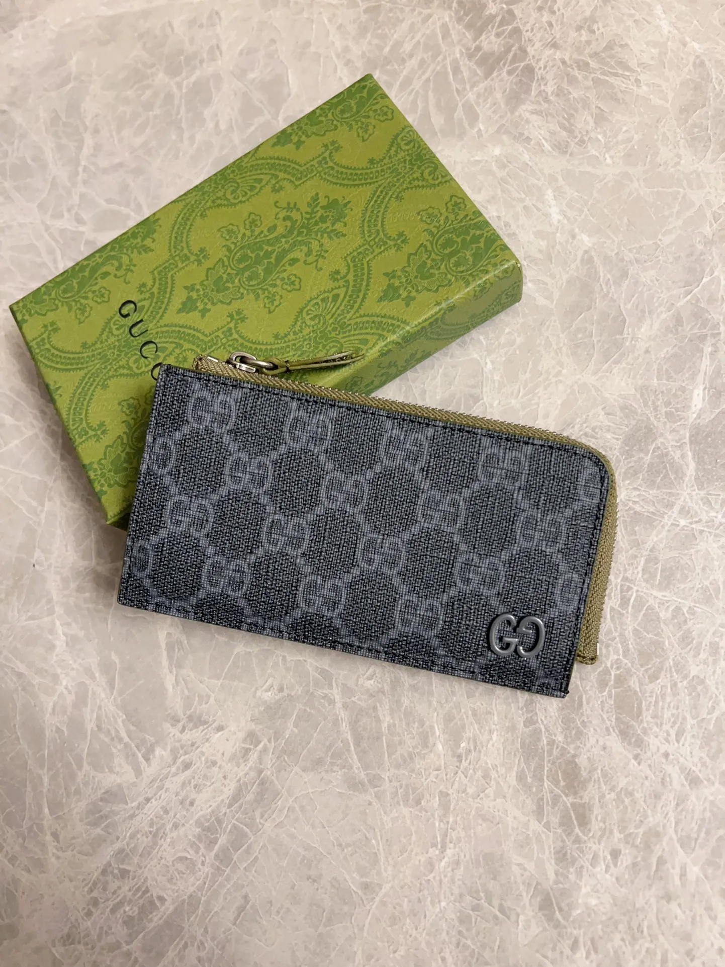💰360 🇭🇺🇭🇺Gucci’s latest series is presented~Card holder🥗🥗The two-tone design full of contrasting beauty makes the GG logo emblazoned on the body of the bag show off🥗🥗The fabric is made of black GG, and the lining is made of contrasting cowhide leather🥗🥗Black GG Supreme canvas, 🥗🥗with dark gray ceramic effect double G, size: 13.5x 8cm model: 795233 (original product)