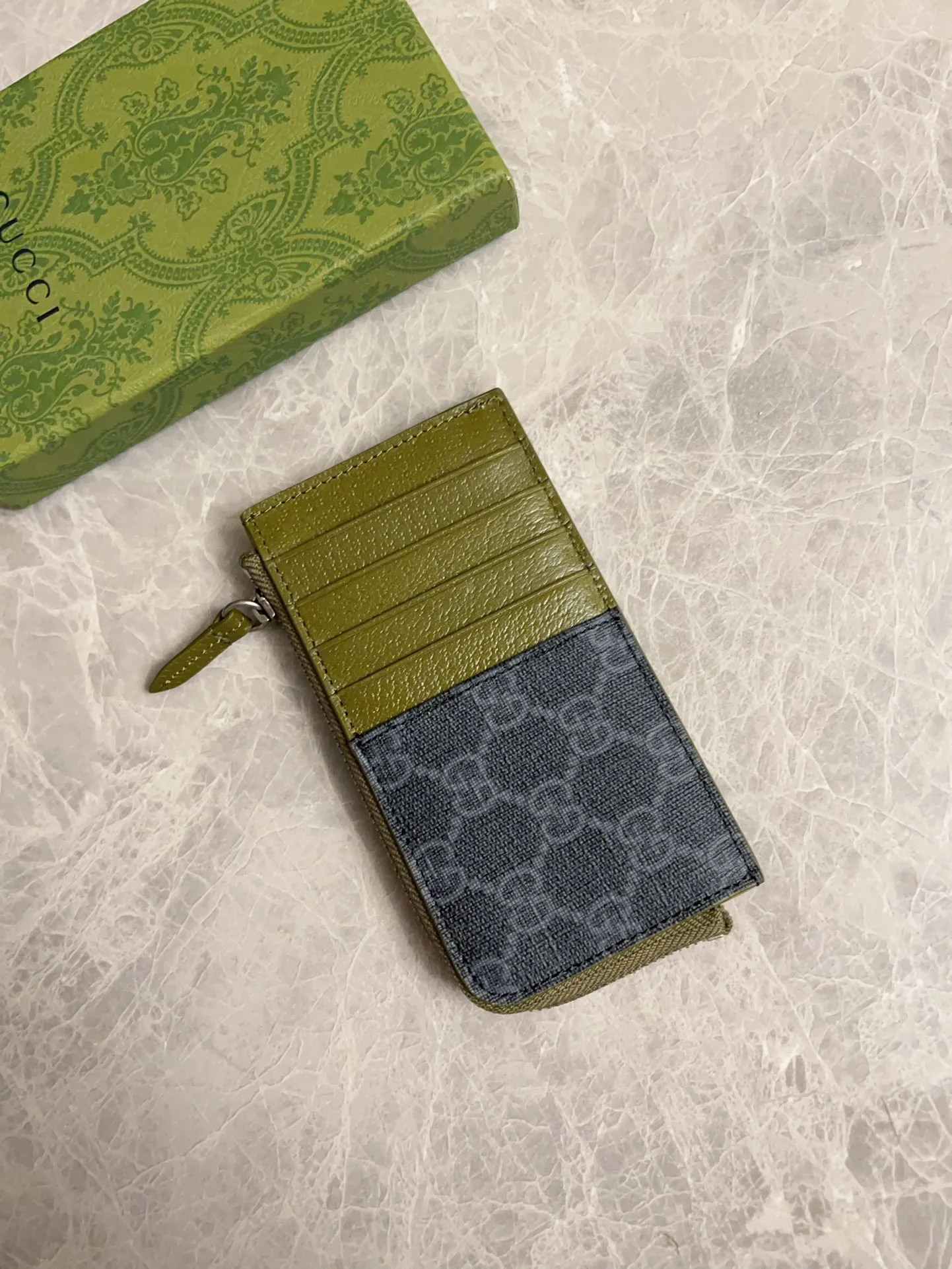 💰360 🇭🇺🇭🇺Gucci’s latest series is presented~Card holder🥗🥗The two-tone design full of contrasting beauty makes the GG logo emblazoned on the body of the bag show off🥗🥗The fabric is made of black GG, and the lining is made of contrasting cowhide leather🥗🥗Black GG Supreme canvas, 🥗🥗with dark gray ceramic effect double G, size: 13.5x 8cm model: 795233 (original product)
