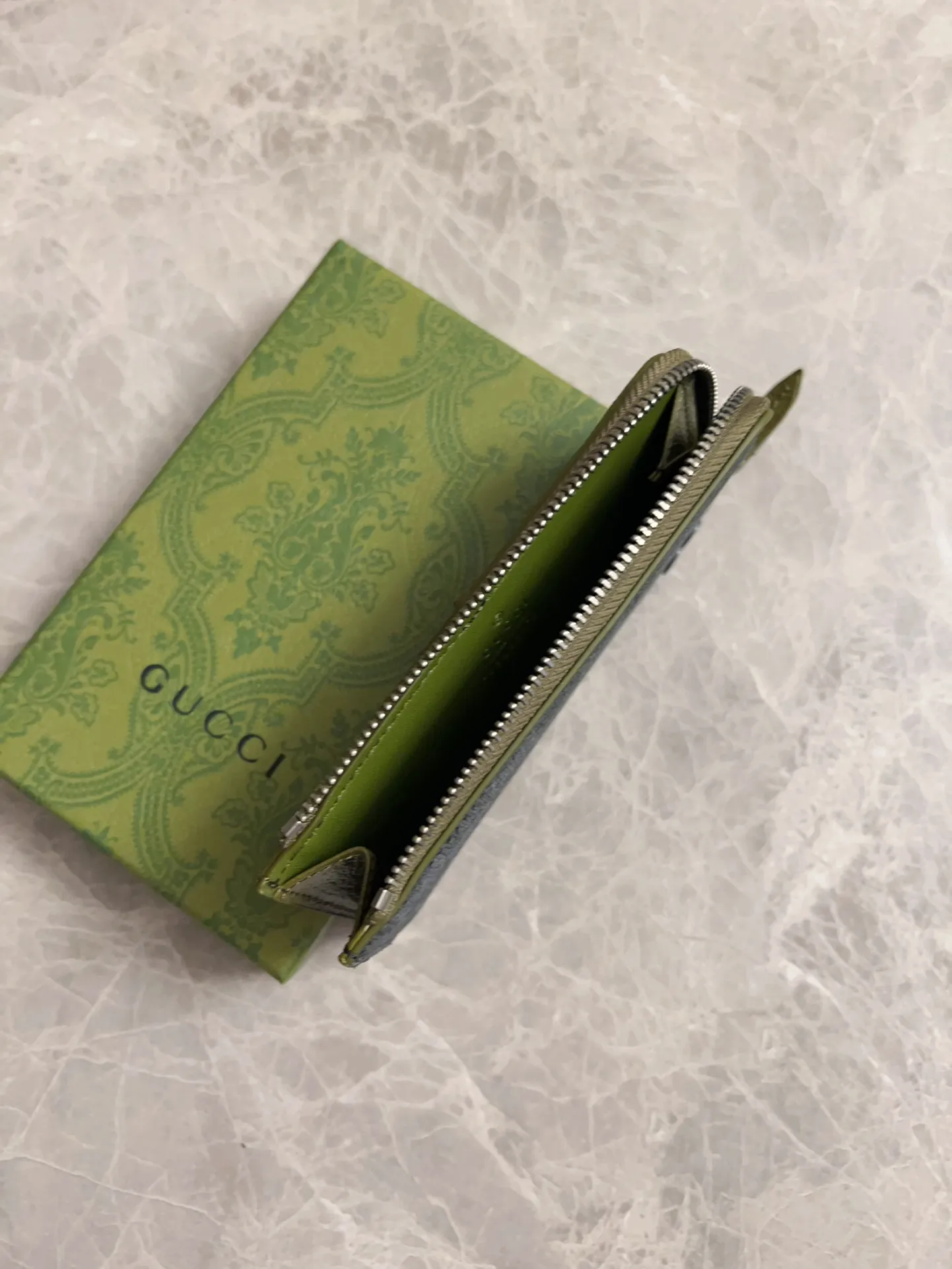 💰360 🇭🇺🇭🇺Gucci’s latest series is presented~Card holder🥗🥗The two-tone design full of contrasting beauty makes the GG logo emblazoned on the body of the bag show off🥗🥗The fabric is made of black GG, and the lining is made of contrasting cowhide leather🥗🥗Black GG Supreme canvas, 🥗🥗with dark gray ceramic effect double G, size: 13.5x 8cm model: 795233 (original product)
