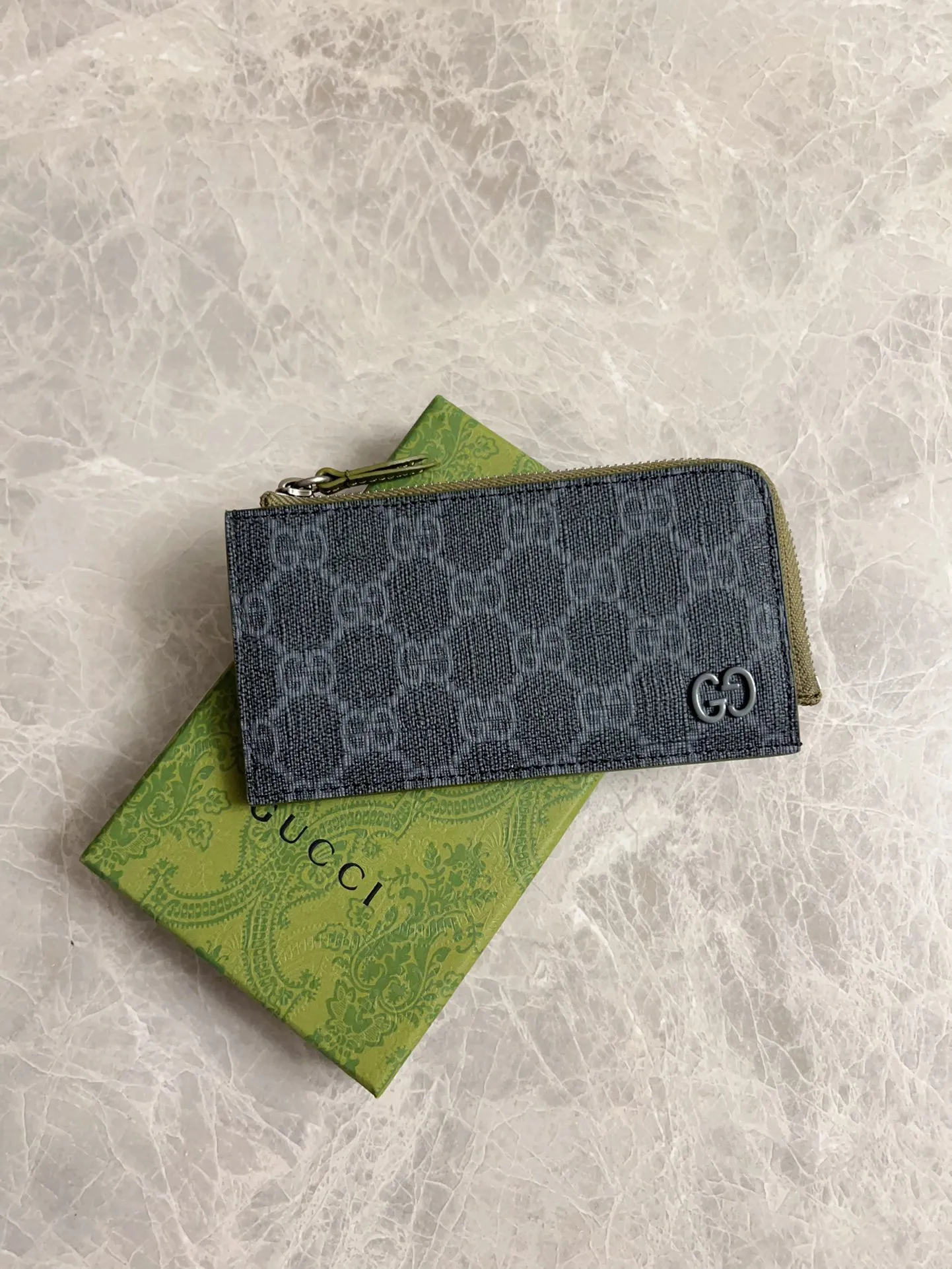 💰360 🇭🇺🇭🇺Gucci’s latest series is presented~Card holder🥗🥗The two-tone design full of contrasting beauty makes the GG logo emblazoned on the body of the bag show off🥗🥗The fabric is made of black GG, and the lining is made of contrasting cowhide leather🥗🥗Black GG Supreme canvas, 🥗🥗with dark gray ceramic effect double G, size: 13.5x 8cm model: 795233 (original product)