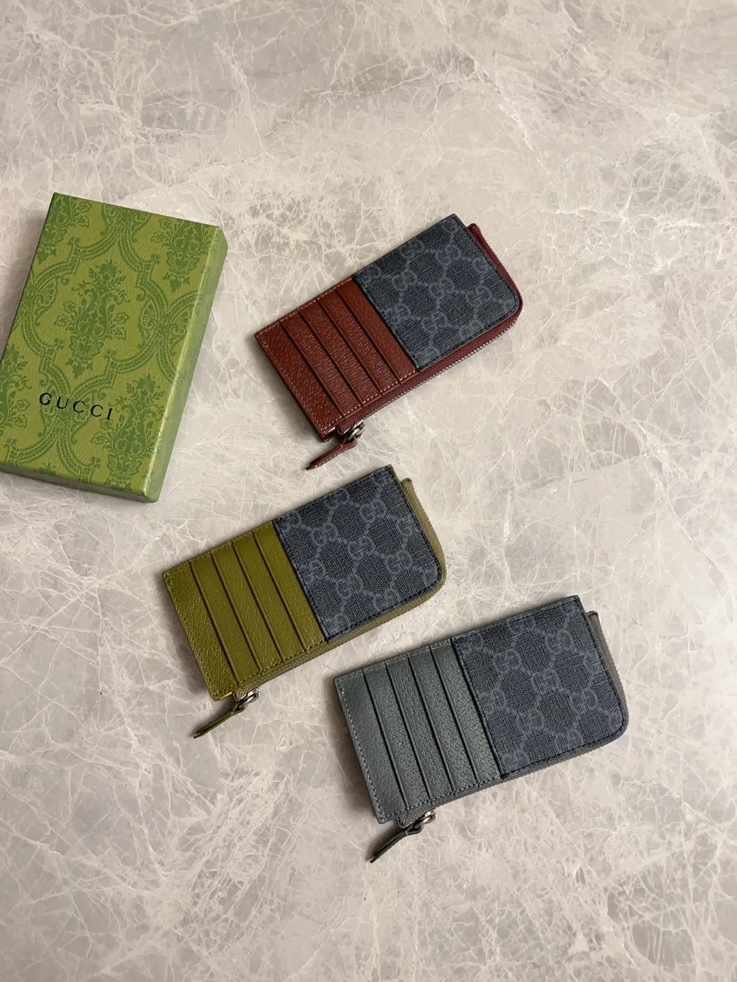 💰360 🇭🇺🇭🇺Gucci’s latest series is presented~Card holder🥗🥗The two-tone design full of contrasting beauty makes the GG logo emblazoned on the body of the bag show off🥗🥗The fabric is made of black GG, and the lining is made of contrasting cowhide leather🥗🥗Black GG Supreme canvas, 🥗🥗with dark gray ceramic effect double G, size: 13.5x 8cm model: 795233 (original product)
