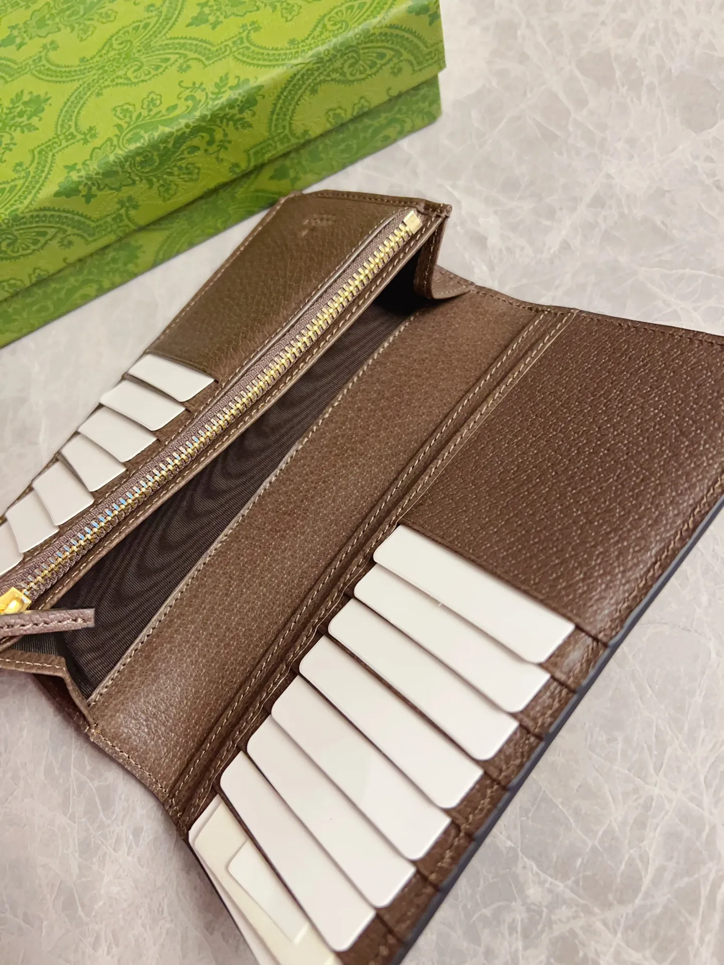 💰400 🇭🇺🇭🇺GucciO’s latest phidia series suit bag, Ophidia series items have endless retro feelings. GG Supreme canvas, cowhide piping, gun silver/straight gold tone accessories Double G Model: 791746 Size: 19x 9.5cm Color: grey/blue//brown pvc.