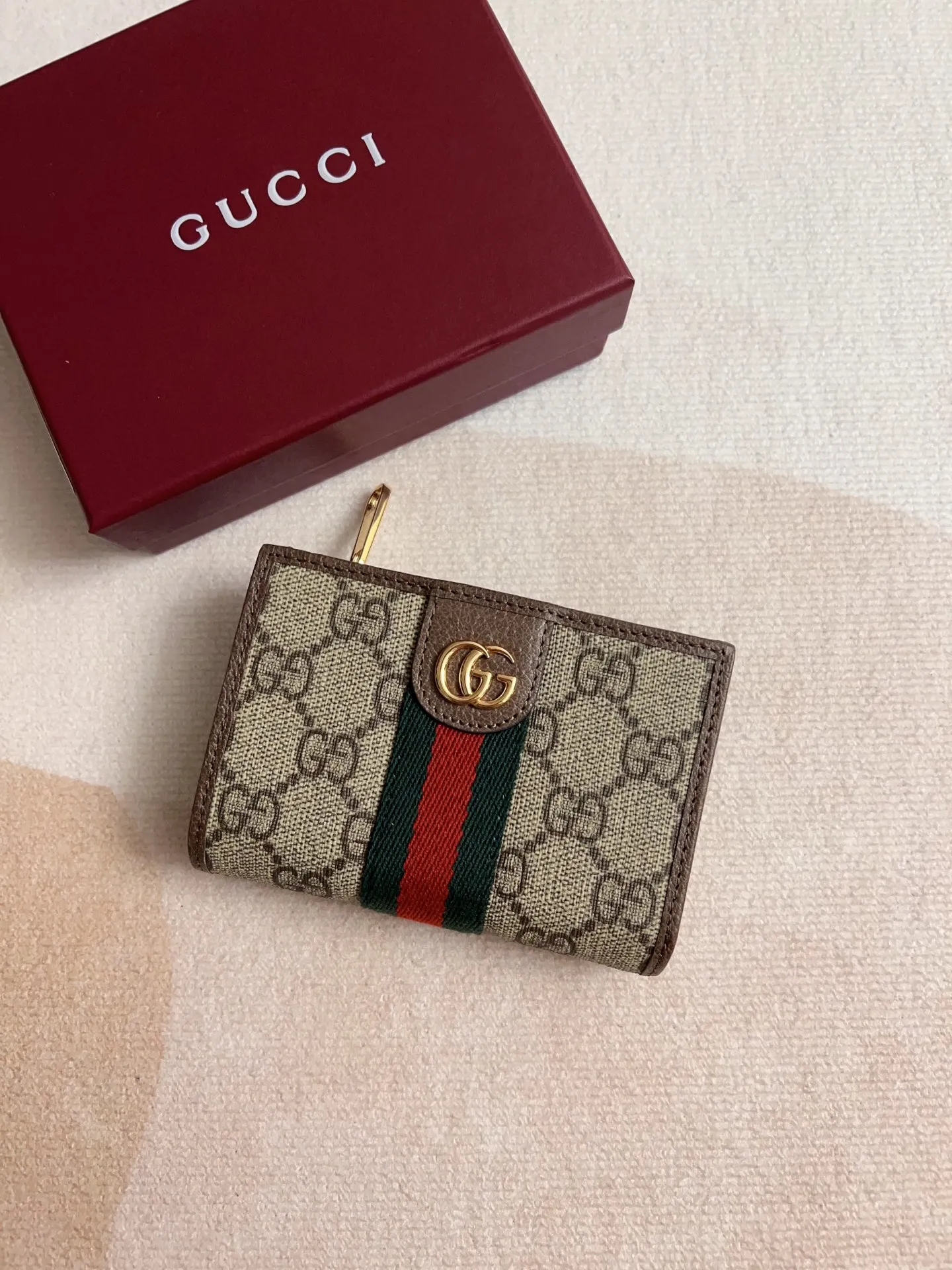 💰410 🇭🇺🇭🇺 The official website is synchronized with the new model! Ophidia series ~ short clip wallet, 🍉🍉 made of GG Supreme original factory pig grain first-layer cowhide with PVC 🍉🍉 equipped with iconic double G hardware marks, classic red and green webbing, exquisitely made! 🍉🍉Model number: 838468🍉🍉Size: 11x8x3cm, color: brown maroon