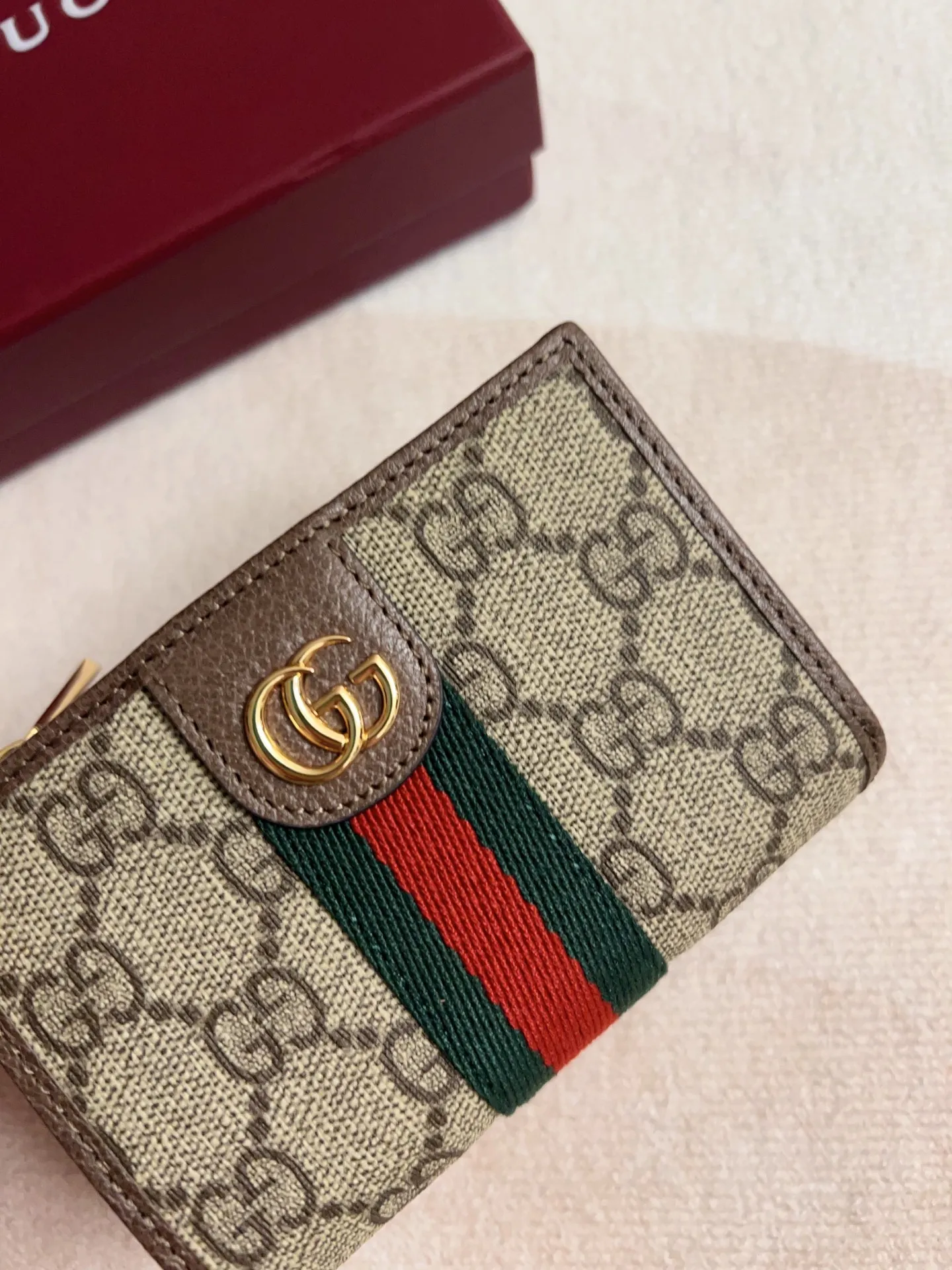 💰410 🇭🇺🇭🇺 The official website is synchronized with the new model! Ophidia series ~ short clip wallet, 🍉🍉 made of GG Supreme original factory pig grain first-layer cowhide with PVC 🍉🍉 equipped with iconic double G hardware marks, classic red and green webbing, exquisitely made! 🍉🍉Model number: 838468🍉🍉Size: 11x8x3cm, color: brown maroon