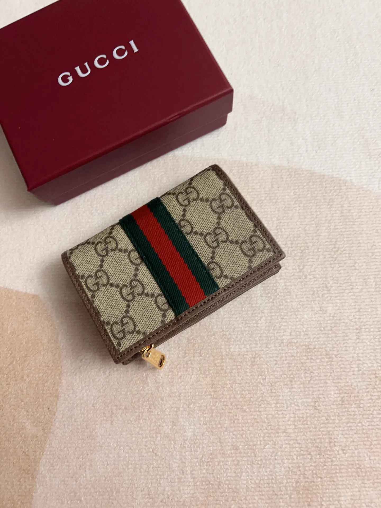 💰410 🇭🇺🇭🇺 The official website is synchronized with the new model! Ophidia series ~ short clip wallet, 🍉🍉 made of GG Supreme original factory pig grain first-layer cowhide with PVC 🍉🍉 equipped with iconic double G hardware marks, classic red and green webbing, exquisitely made! 🍉🍉Model number: 838468🍉🍉Size: 11x8x3cm, color: brown maroon