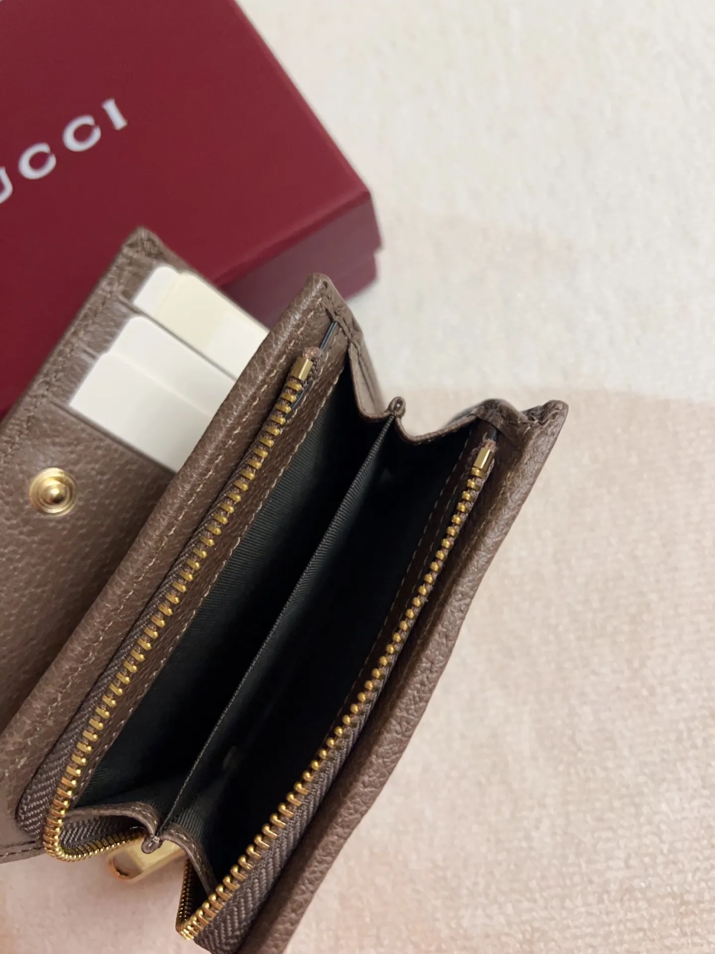 💰410 🇭🇺🇭🇺 The official website is synchronized with the new model! Ophidia series ~ short clip wallet, 🍉🍉 made of GG Supreme original factory pig grain first-layer cowhide with PVC 🍉🍉 equipped with iconic double G hardware marks, classic red and green webbing, exquisitely made! 🍉🍉Model number: 838468🍉🍉Size: 11x8x3cm, color: brown maroon