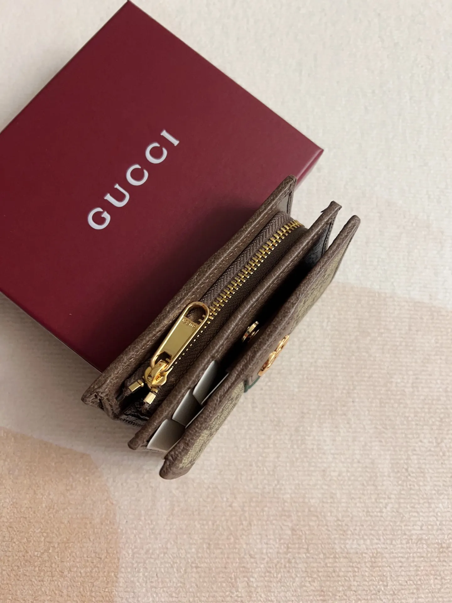 💰410 🇭🇺🇭🇺 The official website is synchronized with the new model! Ophidia series ~ short clip wallet, 🍉🍉 made of GG Supreme original factory pig grain first-layer cowhide with PVC 🍉🍉 equipped with iconic double G hardware marks, classic red and green webbing, exquisitely made! 🍉🍉Model number: 838468🍉🍉Size: 11x8x3cm, color: brown maroon