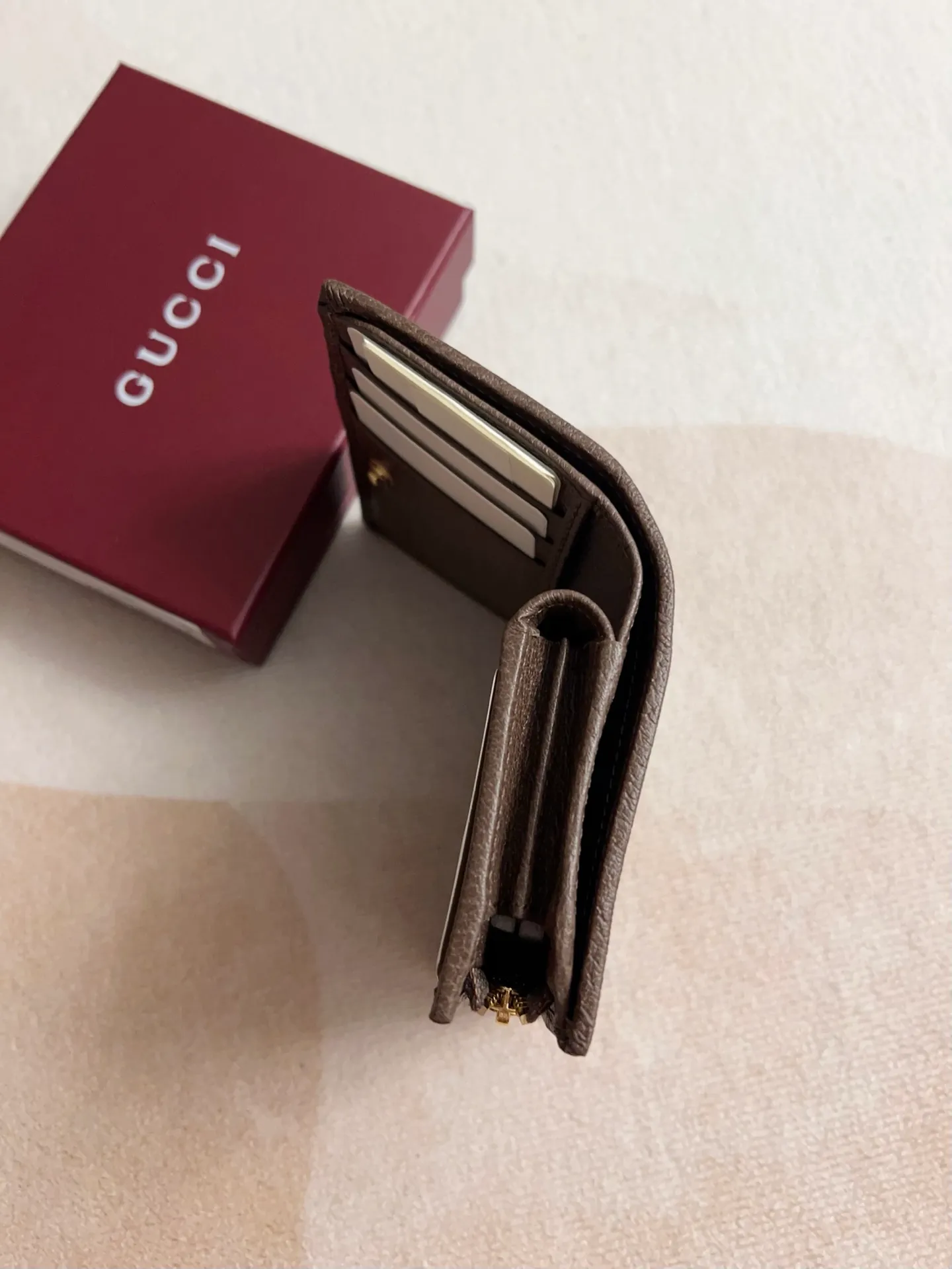 💰410 🇭🇺🇭🇺 The official website is synchronized with the new model! Ophidia series ~ short clip wallet, 🍉🍉 made of GG Supreme original factory pig grain first-layer cowhide with PVC 🍉🍉 equipped with iconic double G hardware marks, classic red and green webbing, exquisitely made! 🍉🍉Model number: 838468🍉🍉Size: 11x8x3cm, color: brown maroon