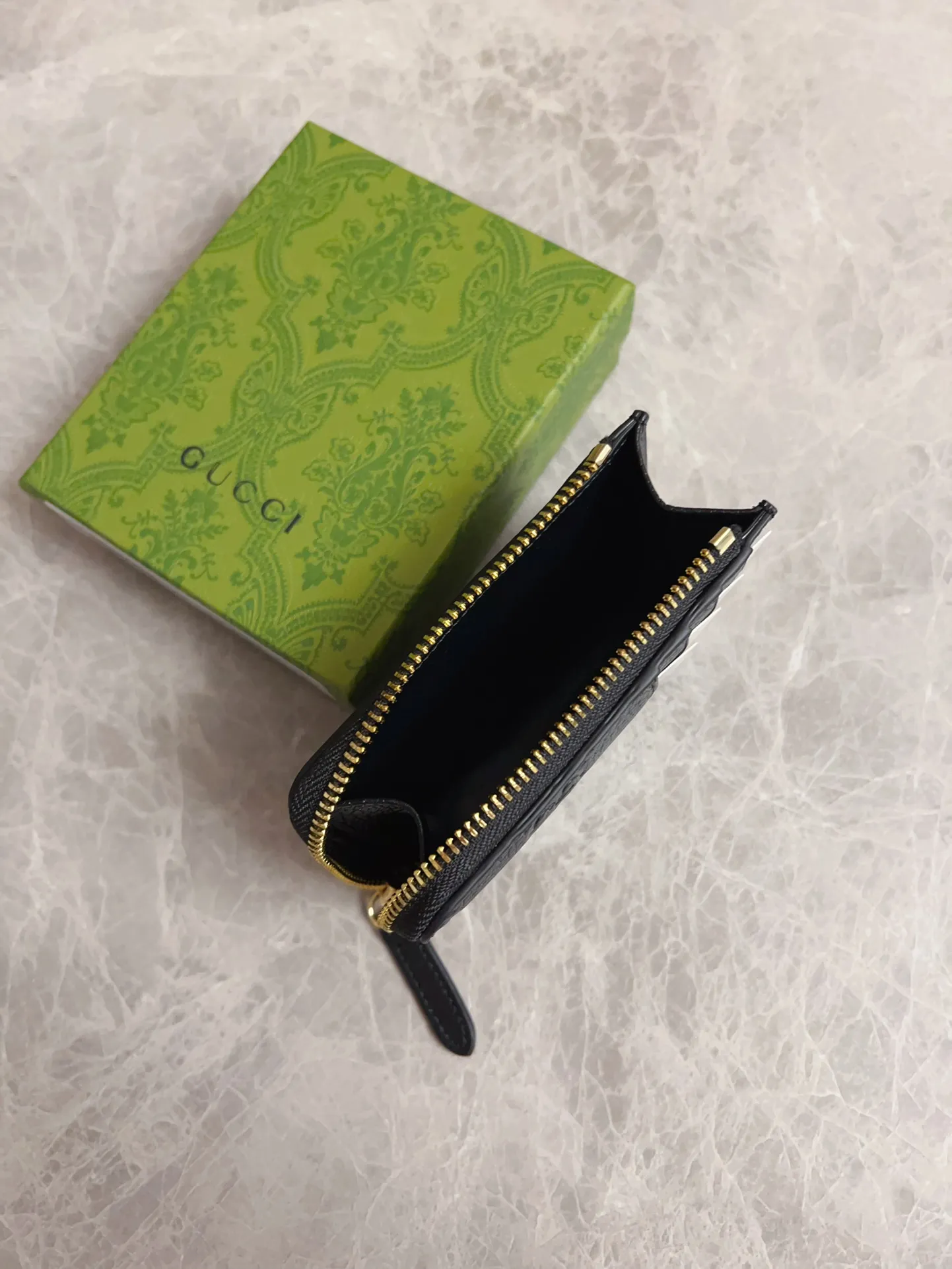 💰 400 🇮🇹🇮🇹New GG Emblem series super soft pink embossed/full leather wallet/card holder💋💋Model: 815936, size: 13x8.5x3cm