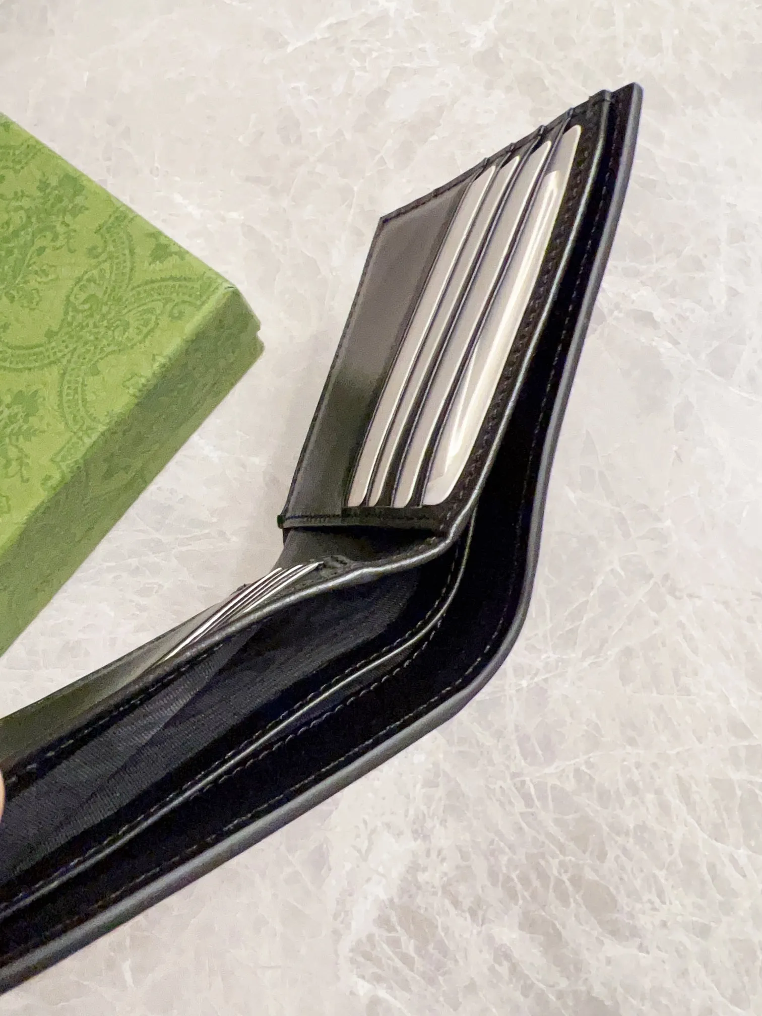 💰300 🇭🇺🇭🇺The latest version of the GG marmont short wallet at the counter🚇🚇Model: 428726, color: Gram, ancient silver double G logo🚇🚇Imported original toothpick pattern leather, perfect to the extreme,🚇🚇exclusive real-life photos 🚇🚇Size: 11x9x1.5cm