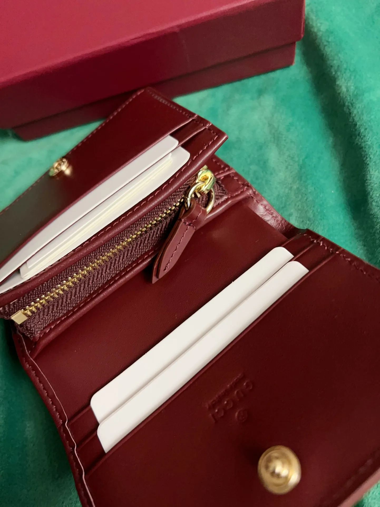 💰360 🇭🇺🇭🇺New products on official website! Exquisite small card holder~wallet🐹🐹PVC with burgundy calfskin, with cute and exquisite cartoon patterns on the leather! 🐹🐹Style number 818767, size: 11x8x3cm, 🐹🐹Little red cat, puppy, panda, owl, exquisite and cute! Original product!
