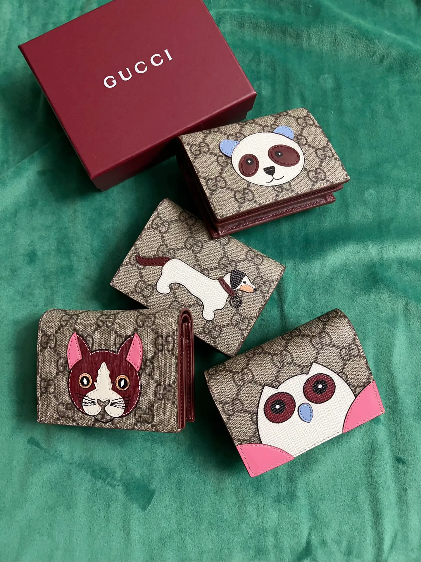 💰360 🇭🇺🇭🇺New products on official website! Exquisite small card holder~wallet🐹🐹PVC with burgundy calfskin, with cute and exquisite cartoon patterns on the leather! 🐹🐹Style number 818767, size: 11x8x3cm, 🐹🐹Little red cat, puppy, panda, owl, exquisite and cute! Original product!