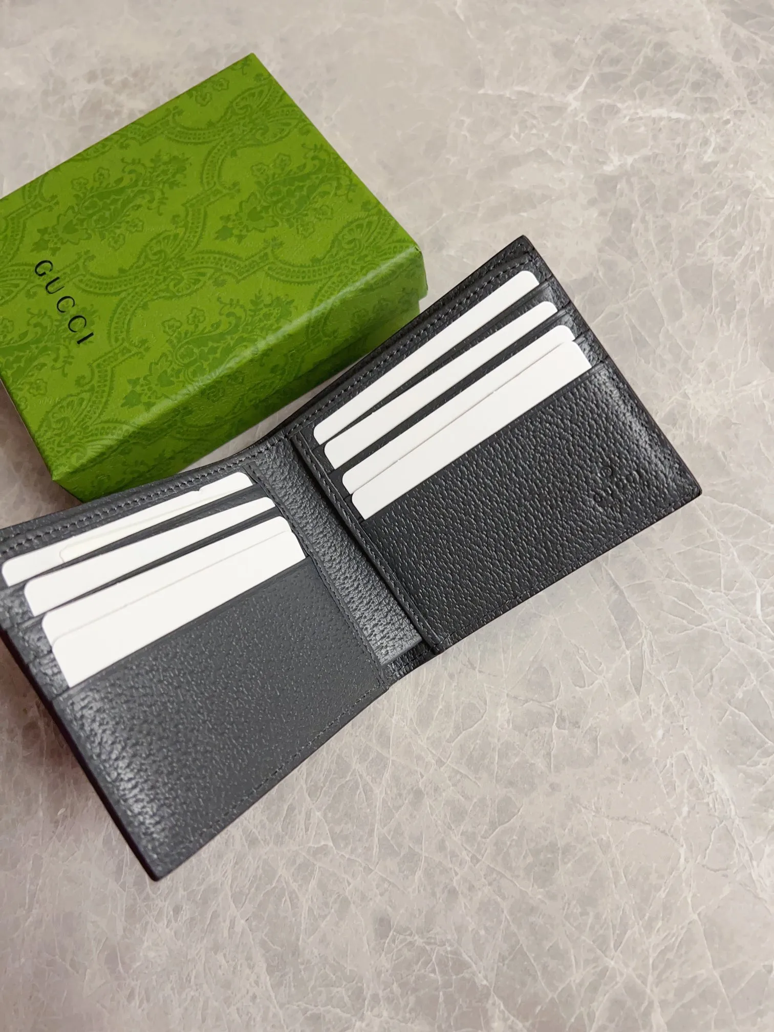 💰300🇭🇺🇭🇺GucciO’s latest phidia series short wallet, Ophidia series items have endless retro feelings. Gray GG Supreme canvas, gray cowhide piping, palladium tone accessories Double G Model: 597606 (double-sided card) Size: 12x 9.5cm Color: gray/pvc.