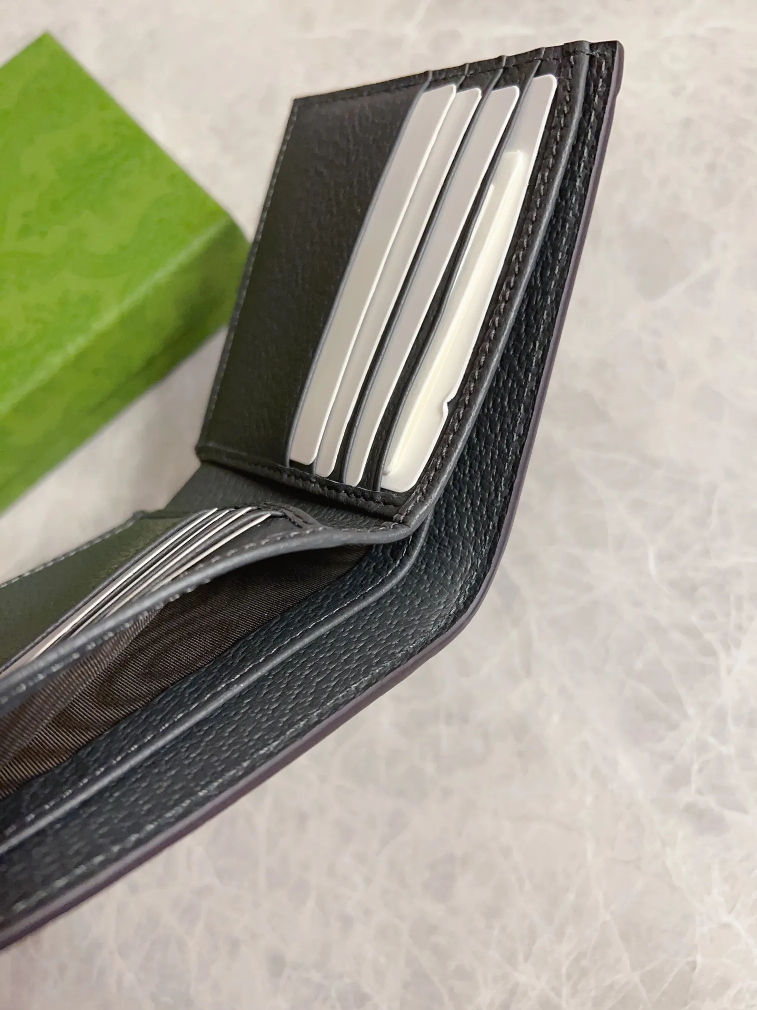 💰300🇭🇺🇭🇺GucciO’s latest phidia series short wallet, Ophidia series items have endless retro feelings. Gray GG Supreme canvas, gray cowhide piping, palladium tone accessories Double G Model: 597606 (double-sided card) Size: 12x 9.5cm Color: gray/pvc.