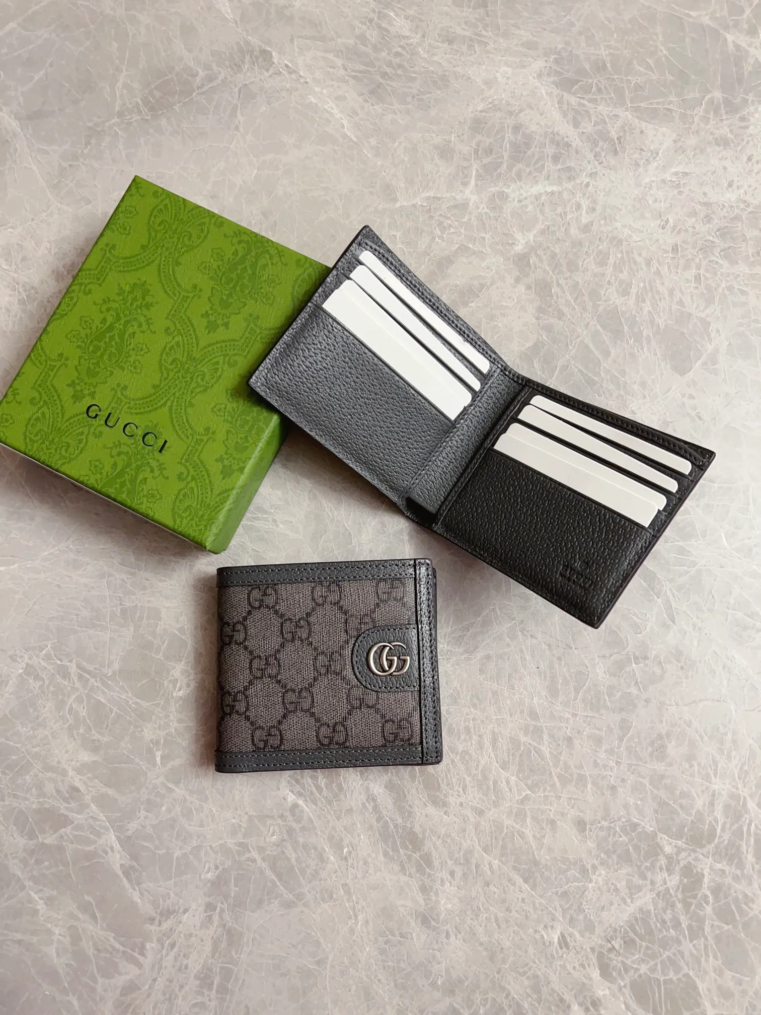 💰300🇭🇺🇭🇺GucciO’s latest phidia series short wallet, Ophidia series items have endless retro feelings. Gray GG Supreme canvas, gray cowhide piping, palladium tone accessories Double G Model: 597606 (double-sided card) Size: 12x 9.5cm Color: gray/pvc.