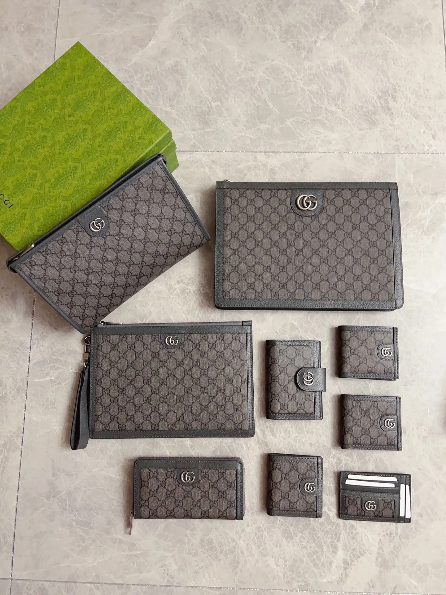 💰320 🇭🇺🇭🇺GucciO’s latest phidia series mid-length wallet bag, the Ophidia series items have endless retro feelings. Gray GG Supreme canvas, gray cowhide piping, palladium tone hardware Double G Model: 732016 Dimensions: 10x 10cm Color: gray/pvc.